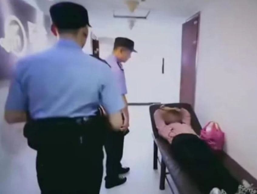 警方獲報趕到現場時，發現女子已經穿好衣服，躺在健身房的一張長椅上。（翻攝《網易新聞》）