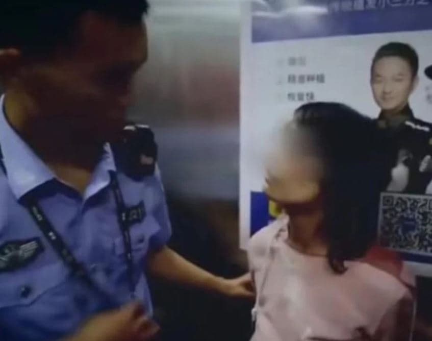 這名女子看到警察後想要離開，但卻被警方逮著。（翻攝《網易新聞》）