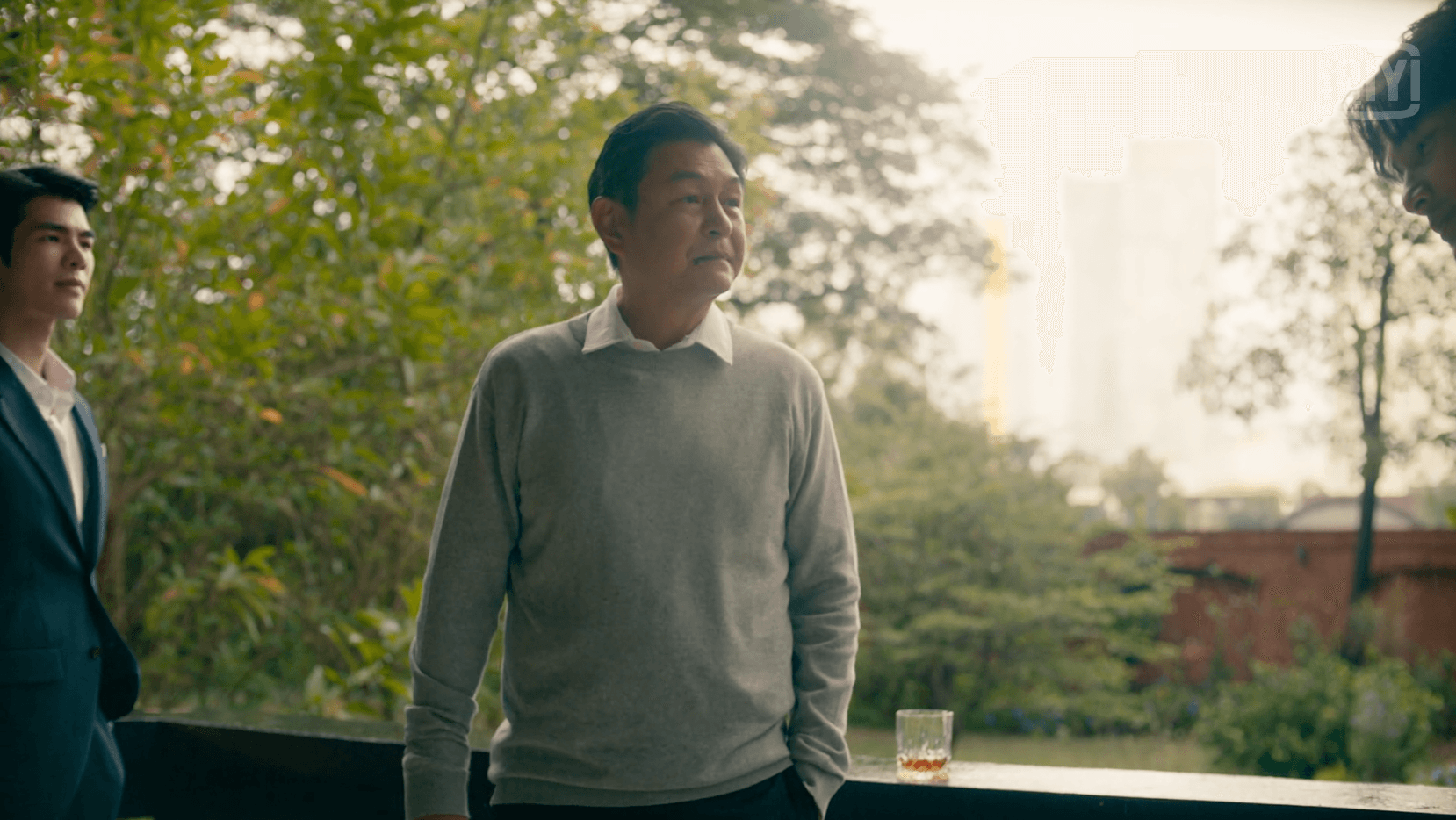 泰星松希努諾卡空希是常出現在各齣泰劇的「爸爸熟面孔」,這次飾演黑幫家族大家長,是Kinn的爸爸。(翻攝愛奇藝國際站)