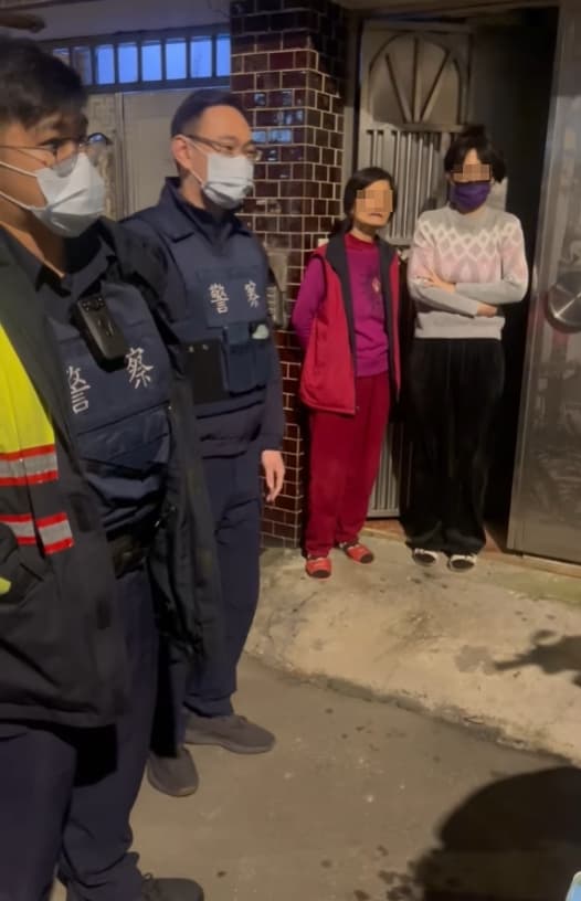 1樓住戶稱吳男的車停在外面會讓他們的車沒地方停,吳男則不滿表示停車沒有擋到人,為什麼要留資訊讓他們找人移車。(翻攝自「爆廢公社公開版」)