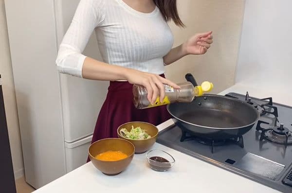 「熊熊烹飪」在簡介部分透露,自己是一個普通的上班族。(翻攝YouTube頻道くまクッキング)