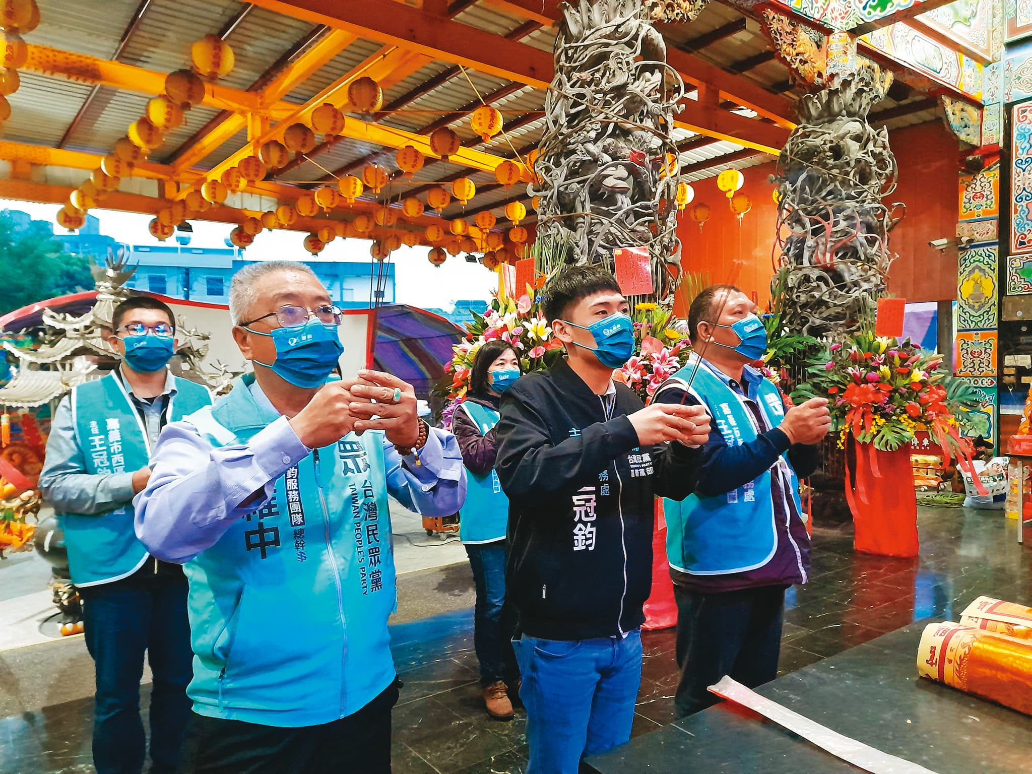 擬參選嘉義市議員的王冠鈞（前中）遭爆有前科，曾任王服務團隊總幹事的李維中（前左）出任嘉義縣黨部新任主委，恐再惹爭議。