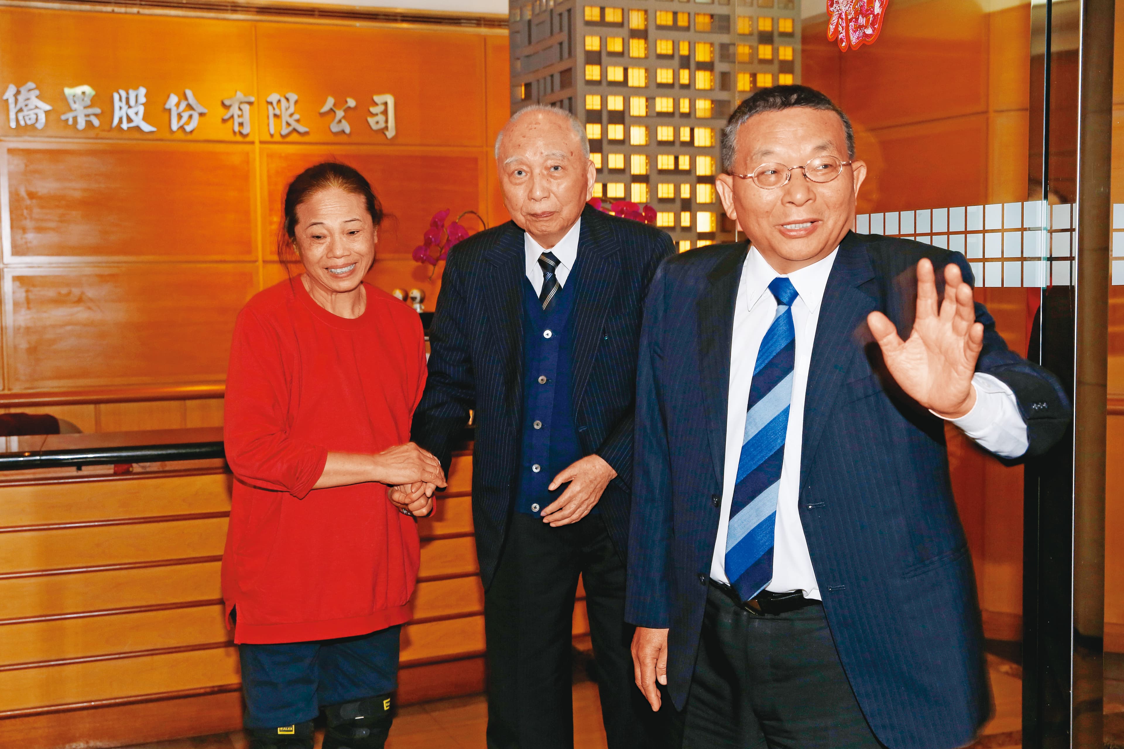 2017年，陳清福（右）偕同失智的頴川建忠（中）接受專訪。