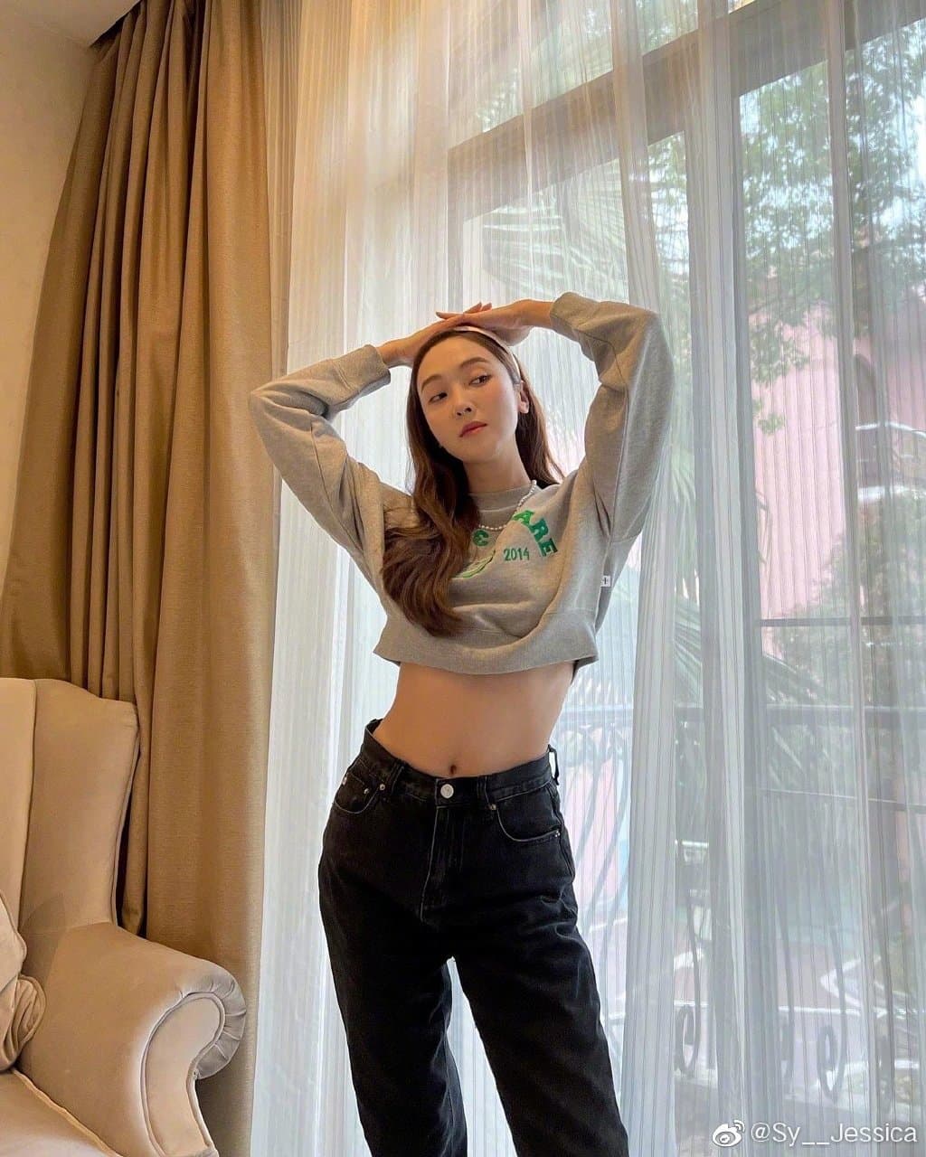 眼尖粉絲從窗外風景竟能猜出Jesscia是在湖南的某知名飯店拍下的照片。(翻攝Jessica微博)