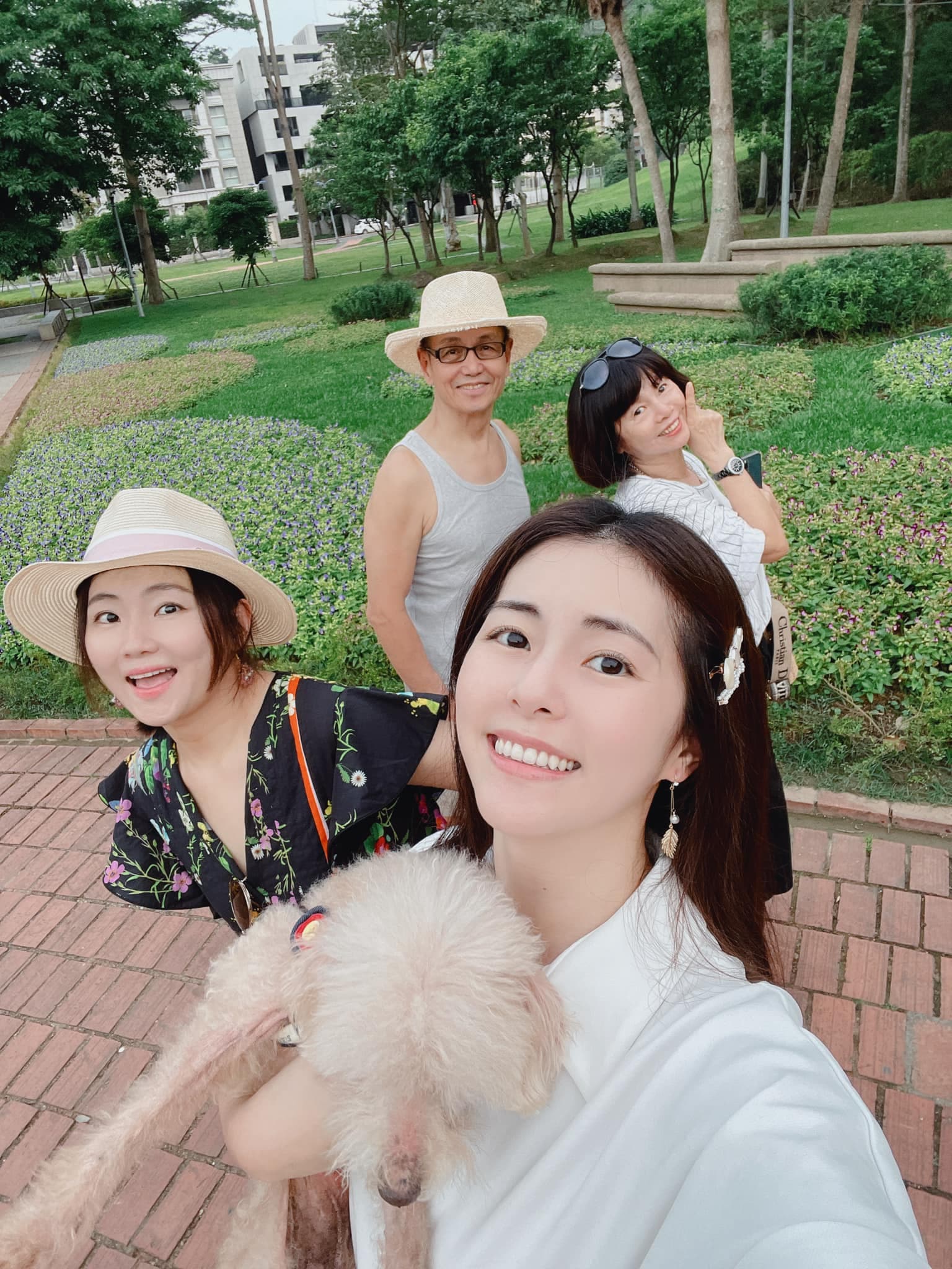 任容萱雖然有著姊姊任家萱的強大成績走在前面,但最終靠著自己演出代表作,一家人感情相當深厚。(翻攝Selina臉書)