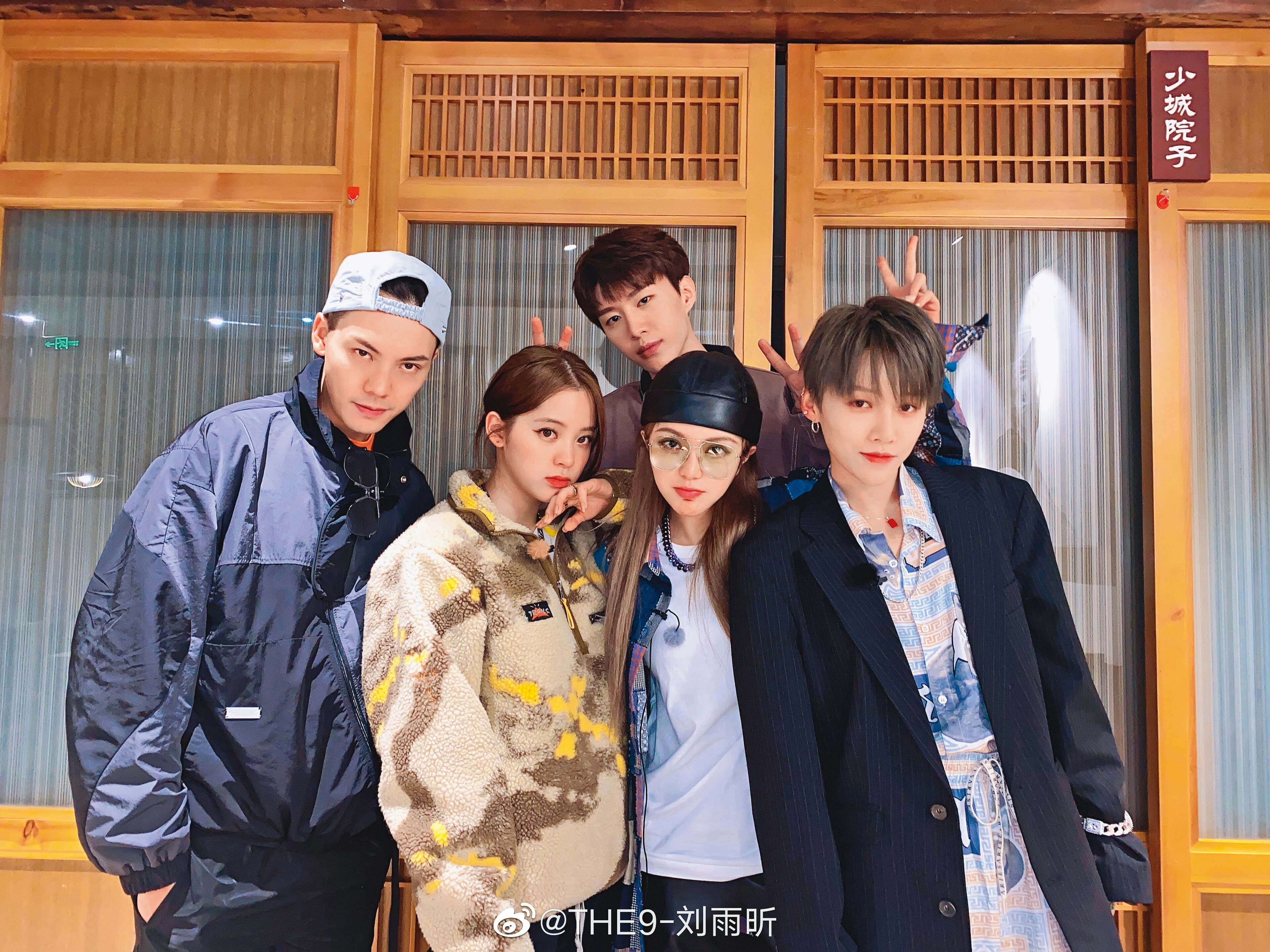 不僅陳飛宇,歐陽娜娜(前排左二)還跟范丞丞(後)有過一段情,不過後來不了了之。前排左起為陳偉霆、周揚青與劉雨昕。(翻攝自劉雨昕微博)