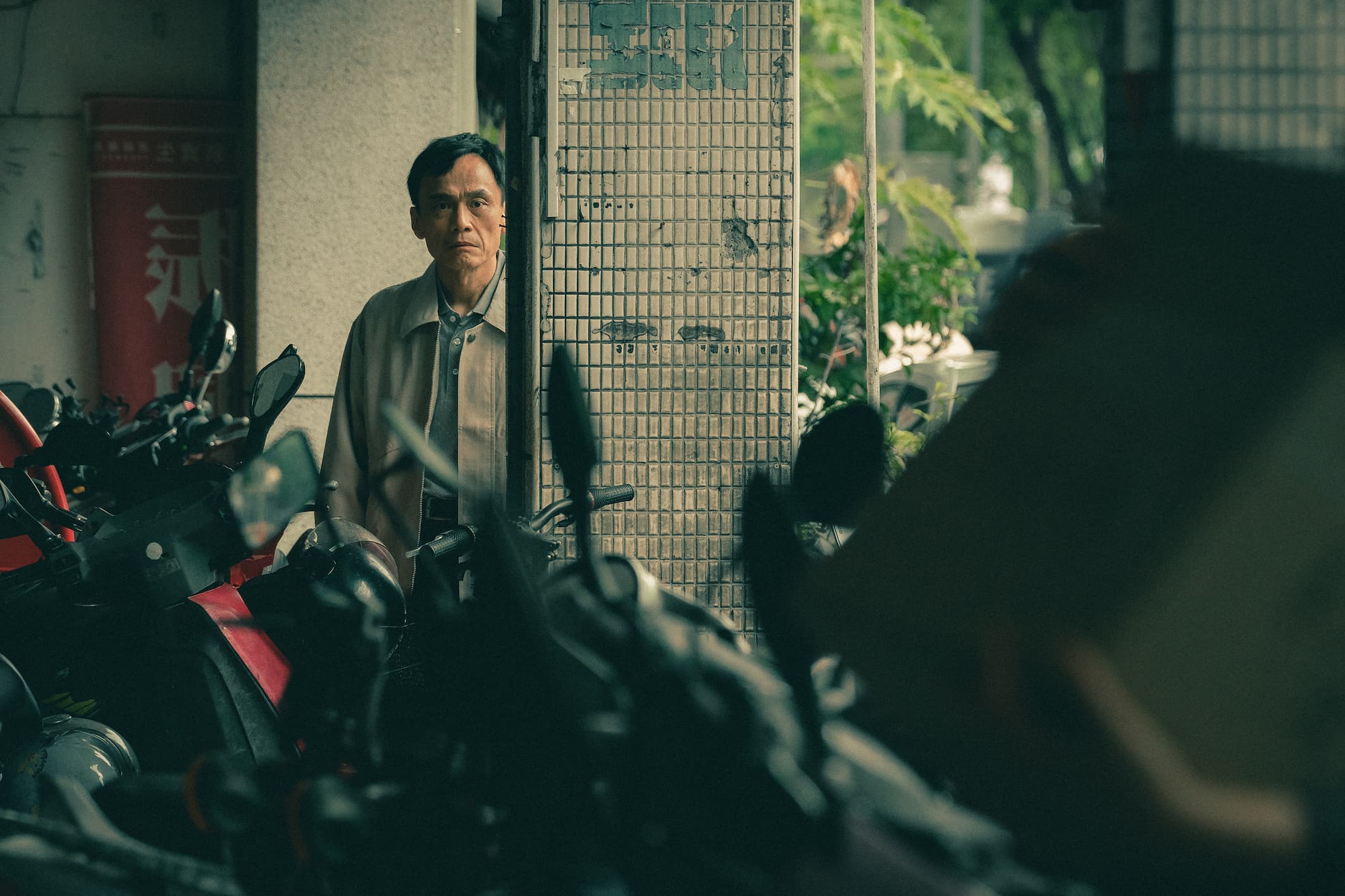 陳以文在《頭七》片中嘴硬心軟,雖與女兒Selina吵翻,仍偷偷北上關心她。(皮諾丘電影提供)