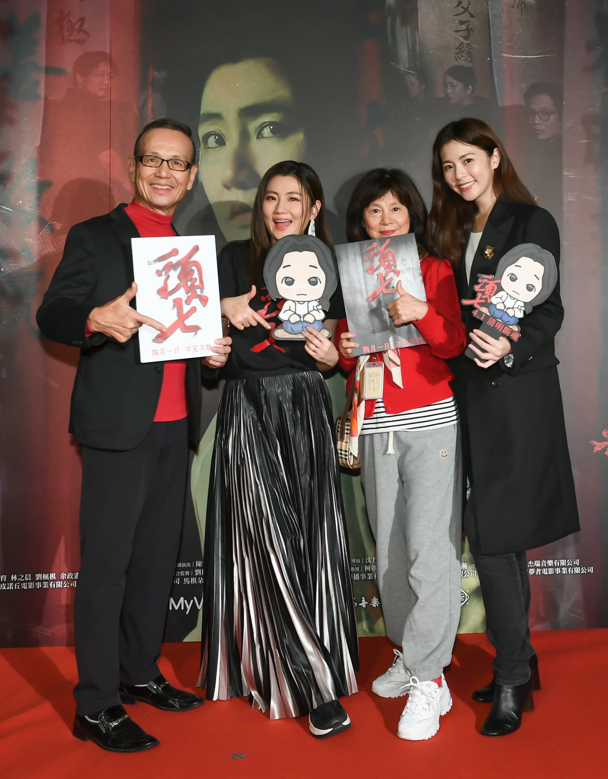 任爸任媽包場力挺大女兒Selina,加上妹妹任容萱,全家動員來看《頭七》。(皮諾丘電影提供)