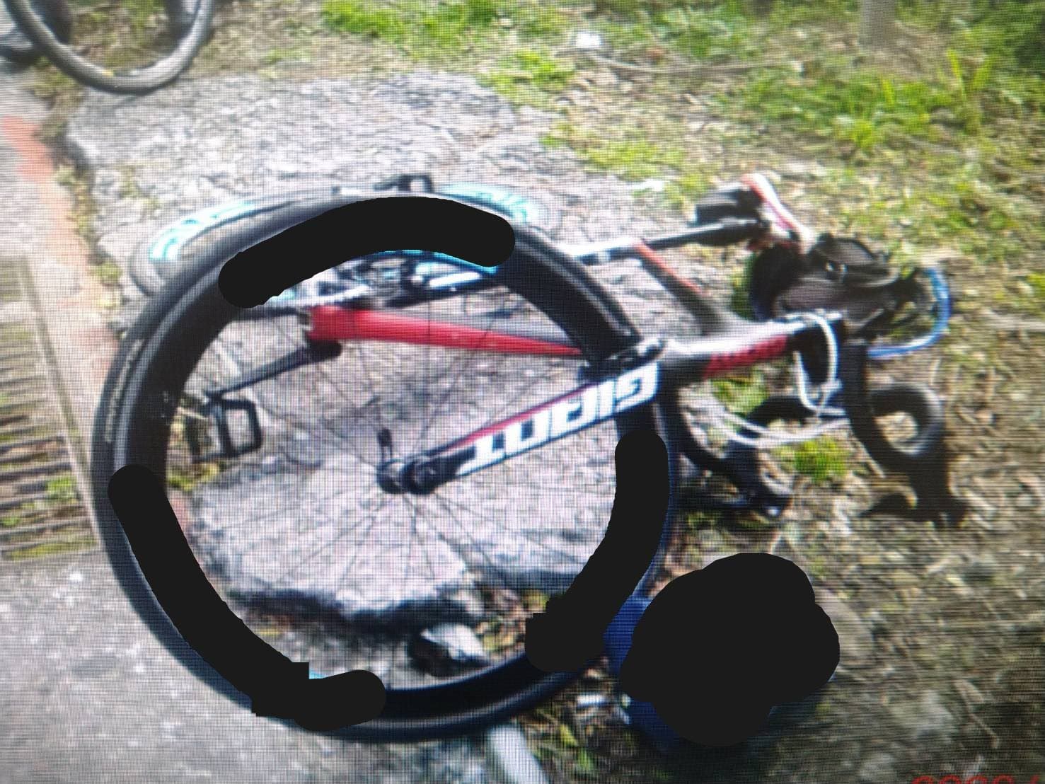 肇事休旅車直接輾壓公路車，造成公路車嚴重毀損。（翻攝畫面）