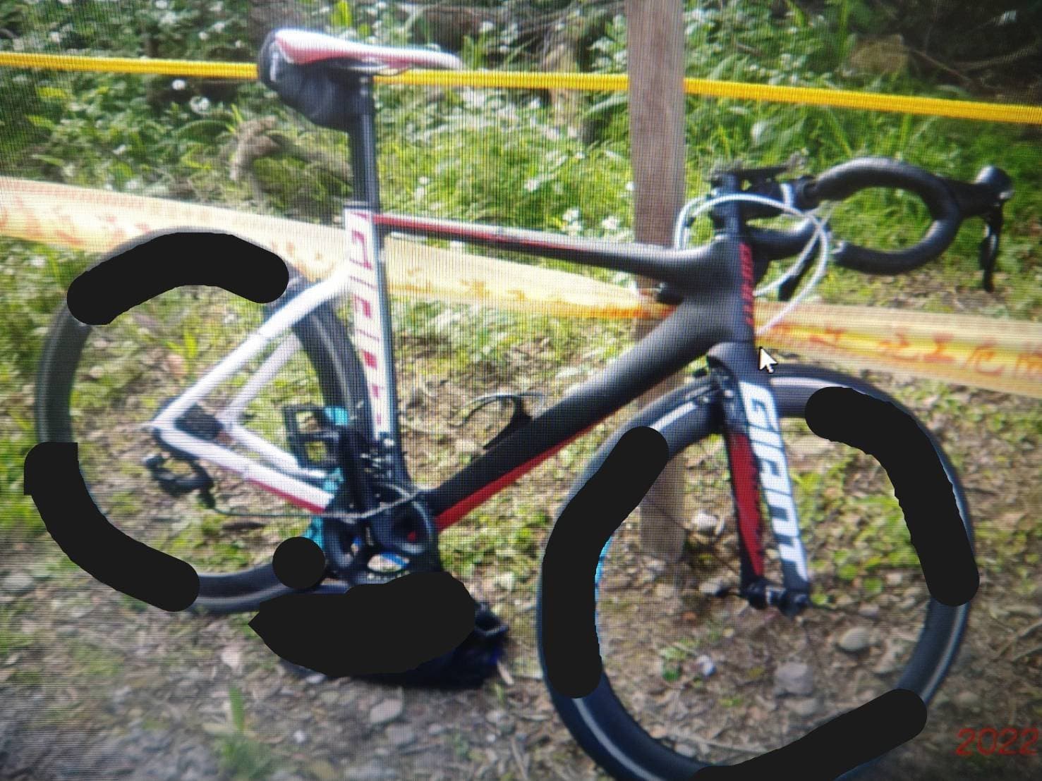 要價十萬元的公路車幾成廢鐵，讓車主心痛不已。（翻攝畫面）