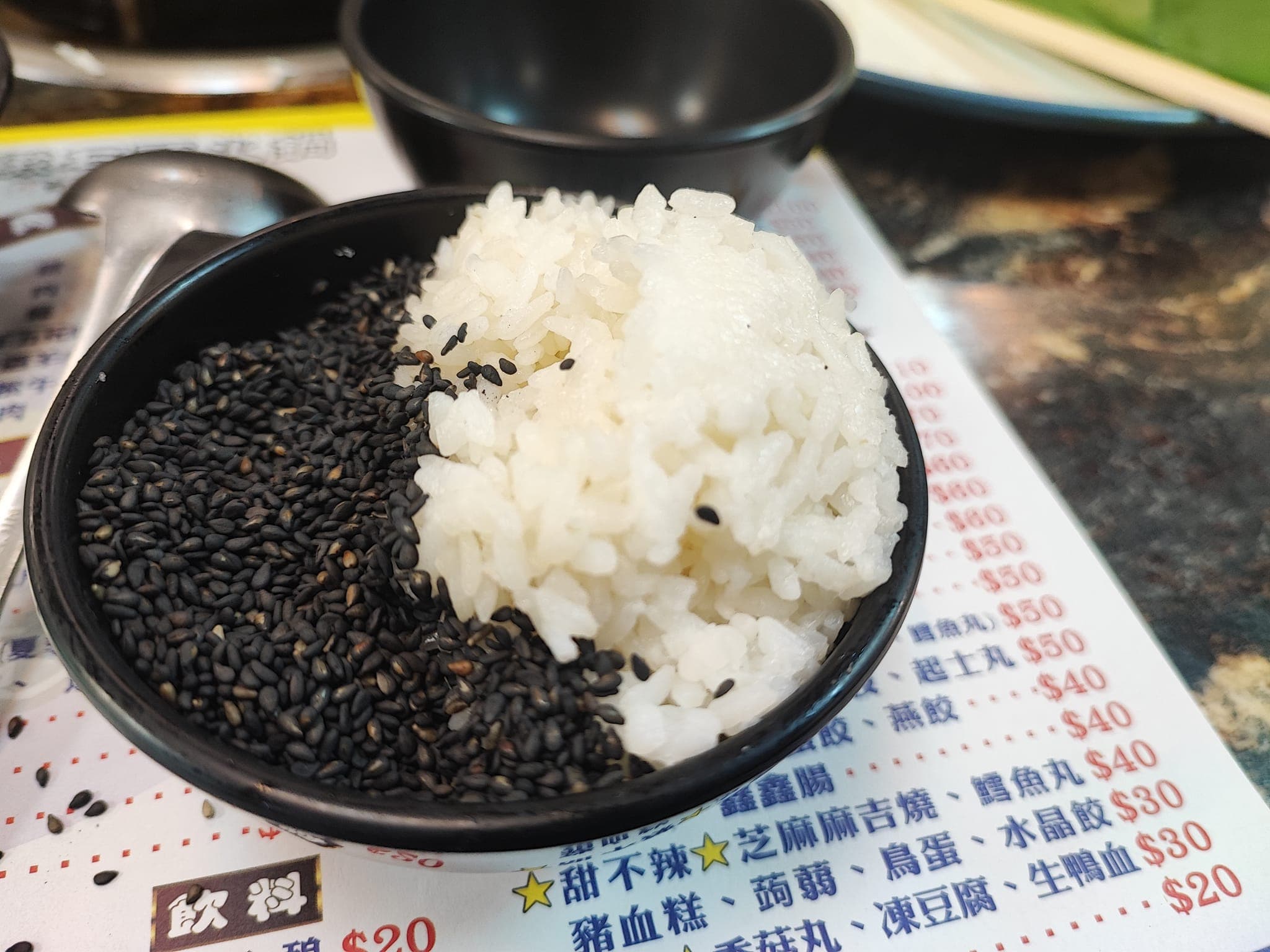 有網友吃小火鍋時,請求店員將白飯客製化成「飯少芝麻多」,結果最後端出來的竟變成「陰陽飯」。(翻攝自爆廢公社公開版)