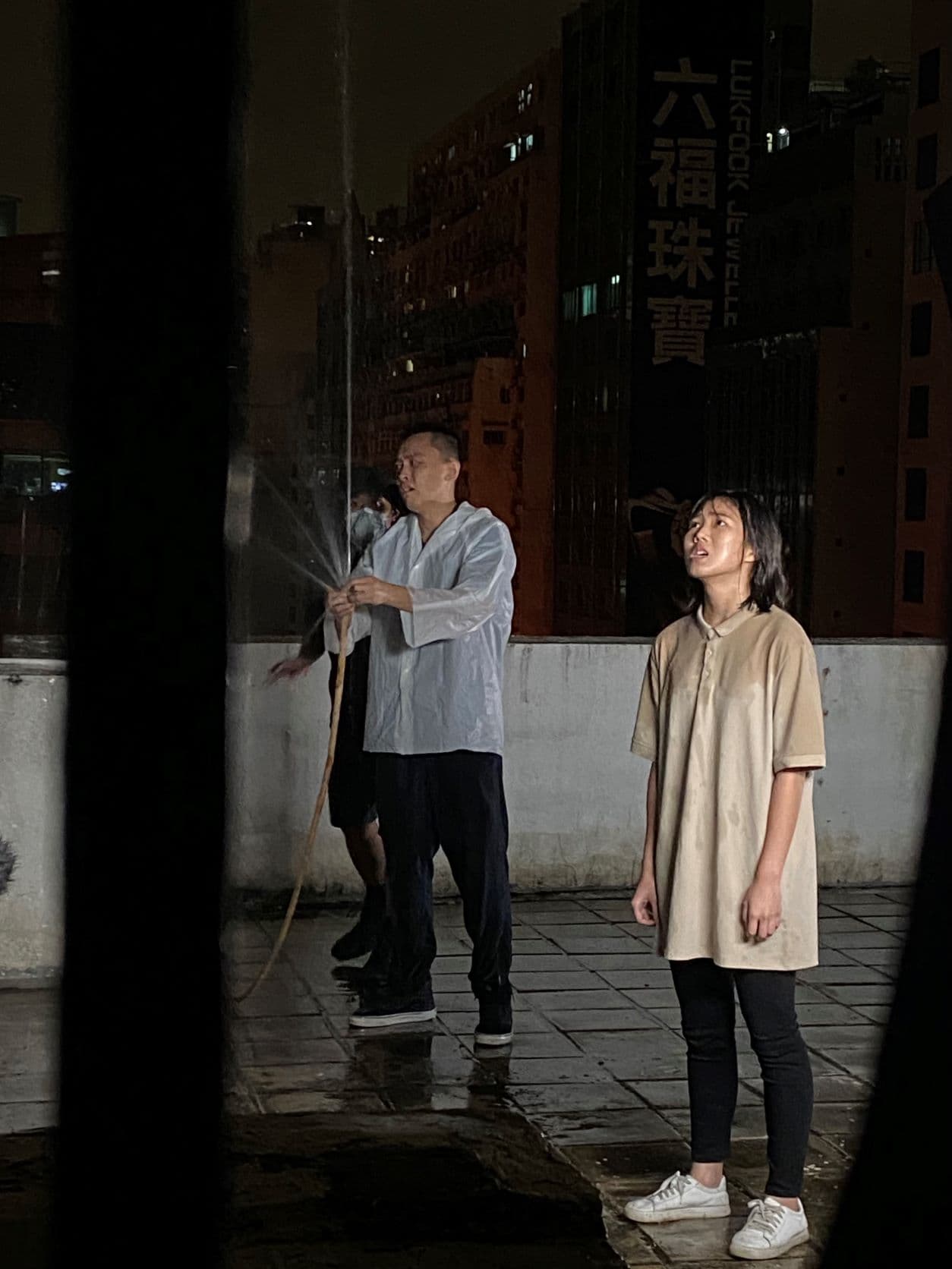 任俠(左)把劇情的高潮點安排在暮色降臨之後,因為「晚上的感覺比較強烈」。右為演員李珮怡。(光年映畫提供)