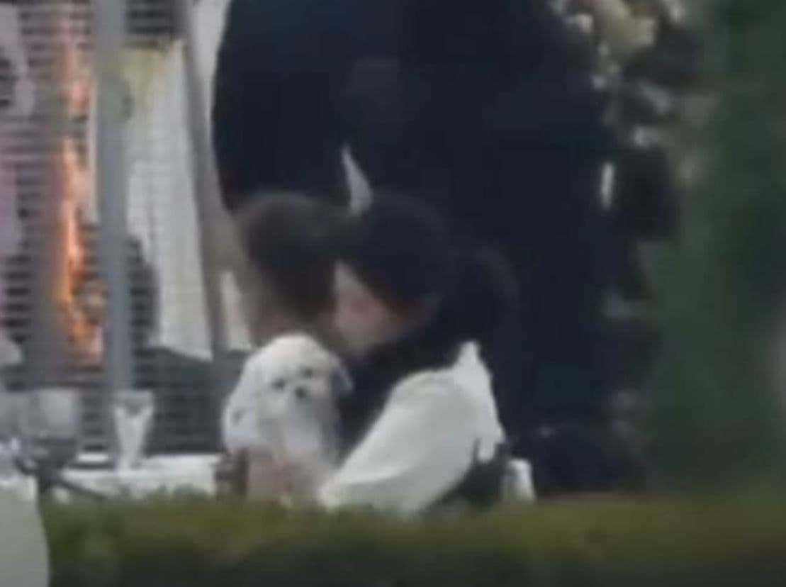 孔曉振出去搶捧花時,Kitty由友人代為照顧。(翻攝The insight網站)
