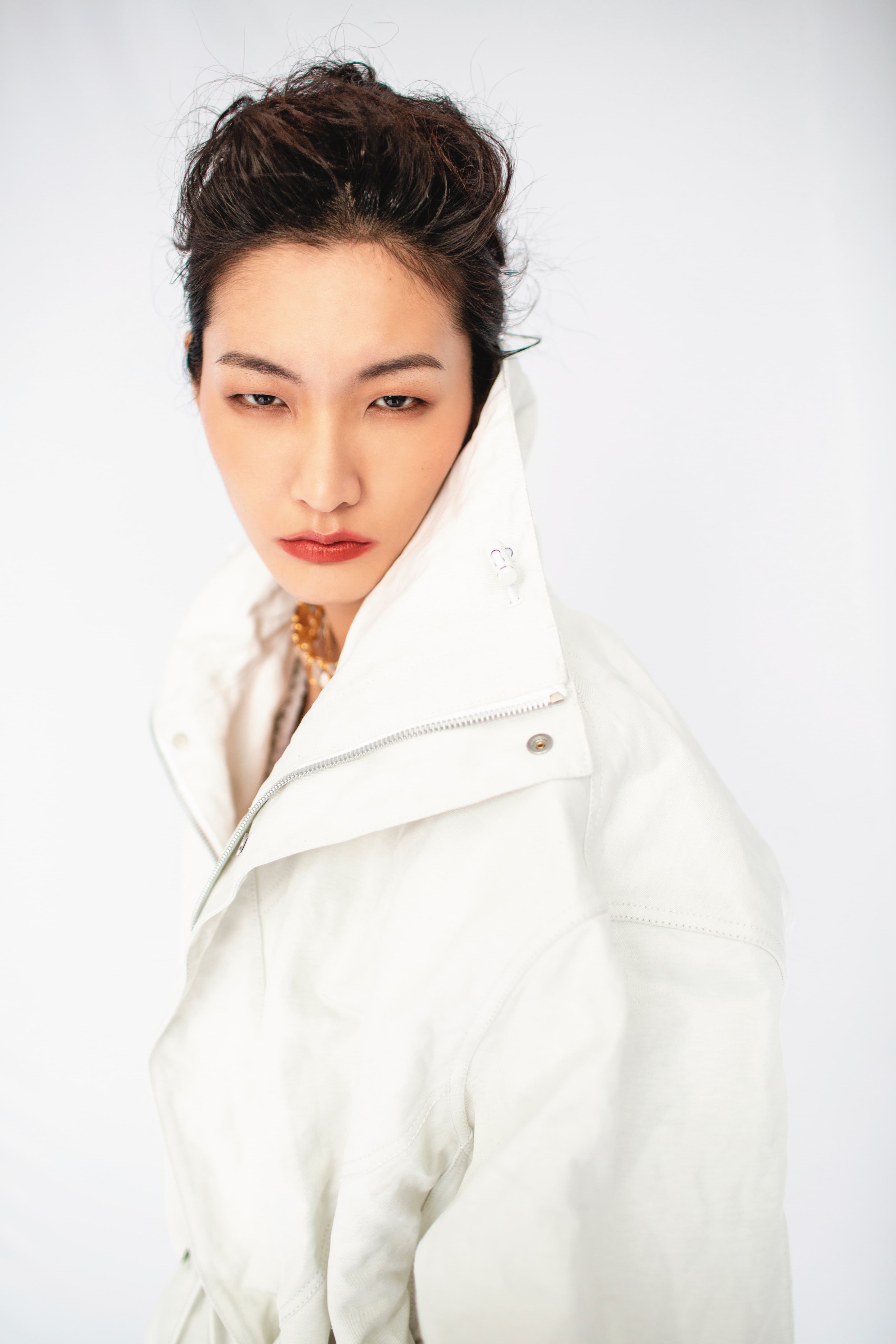 米白派克大衣外套 NT$126,900 by BOTTEGA VENETA;Harmonia頸鍊NT$32,000 by SWAROVSKI。