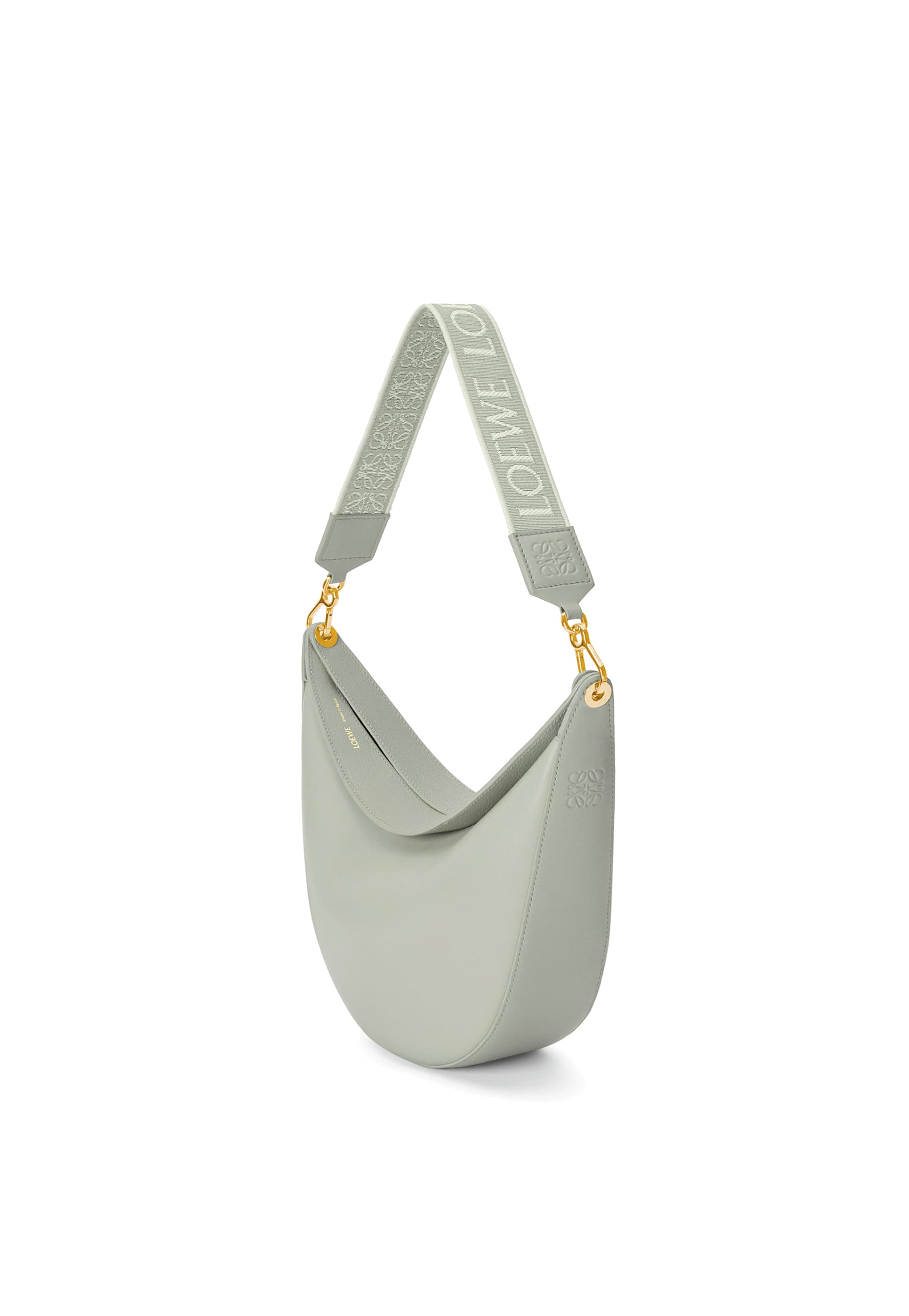 Luna大理石灰小牛皮配緹花背帶肩背包 NT$82,000(LOEWE提供)