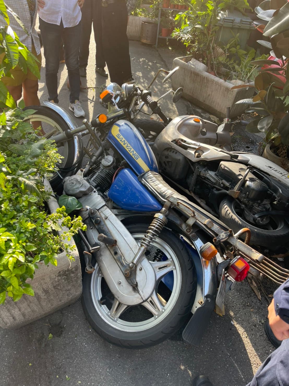 高速衝撞導致店門花盆遭撞毀,還波及二部機車。(翻攝畫面)