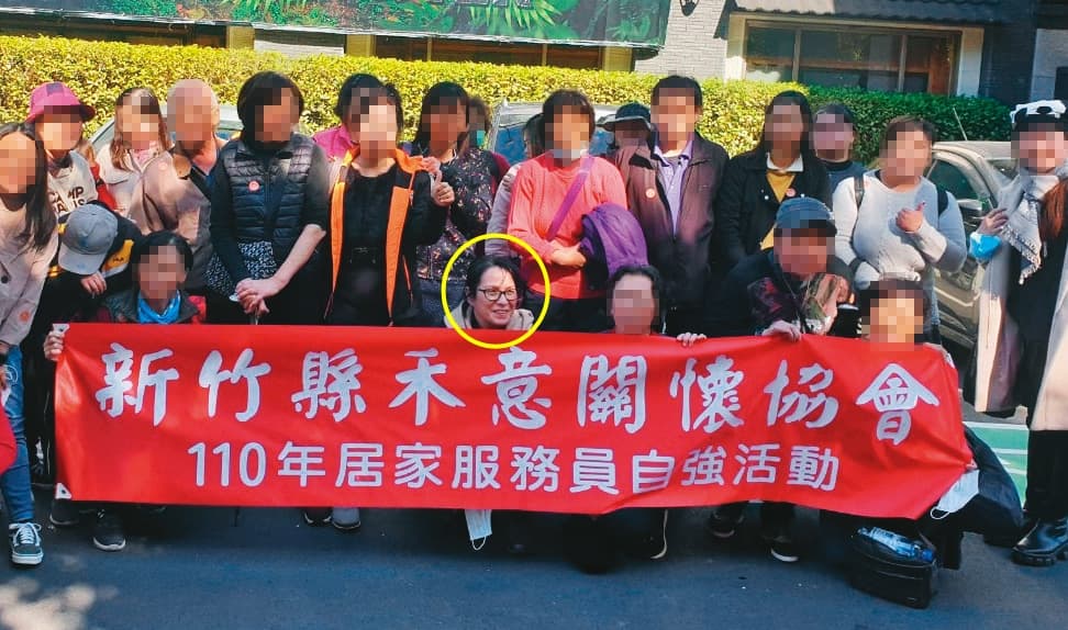 禾意集團有近4百名員工,卻以合作社及協會名義規避勞基法。黃圈處為禾意集團負責人曾玉美。(翻攝臉書)