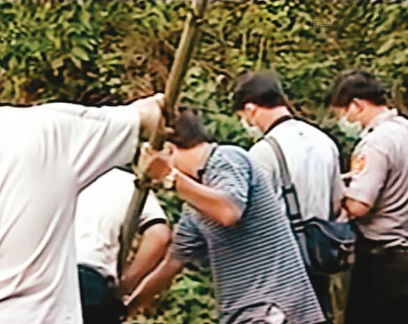 嫩妻報案後3天,老榮民的屍體才在山區產業道路旁的草叢被發現。(東森新聞提供)