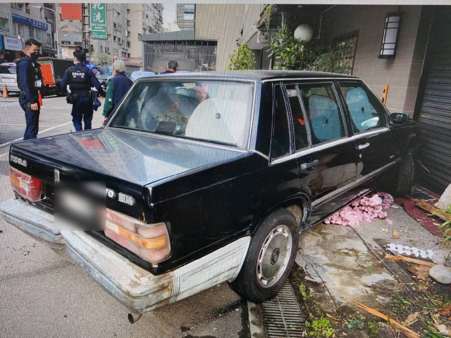 汽車衝撞民宅,所幸並無人受傷。(警方提供)