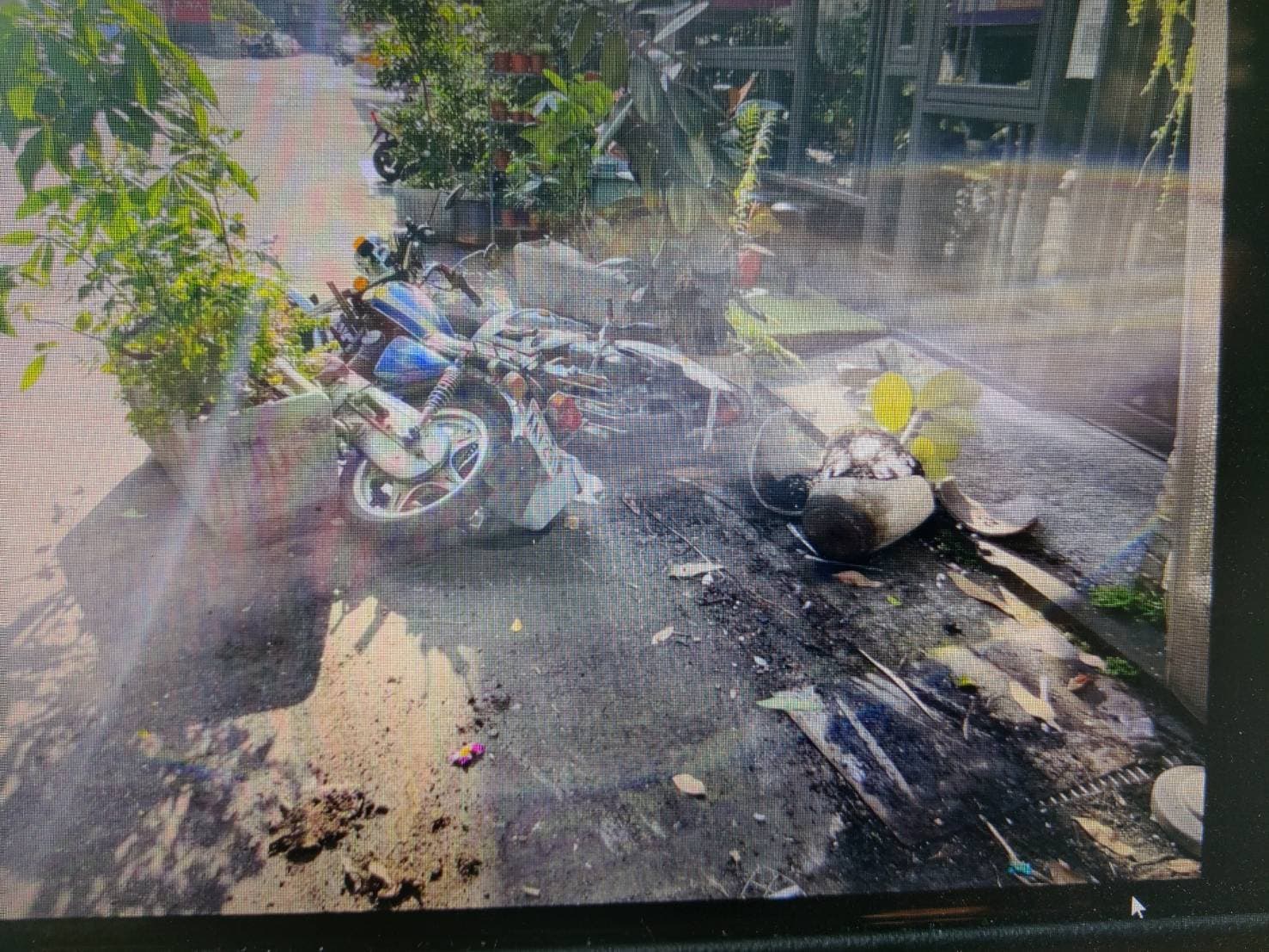 監視器拍下汽車衝撞民宅與2輛機車。(警方提供)