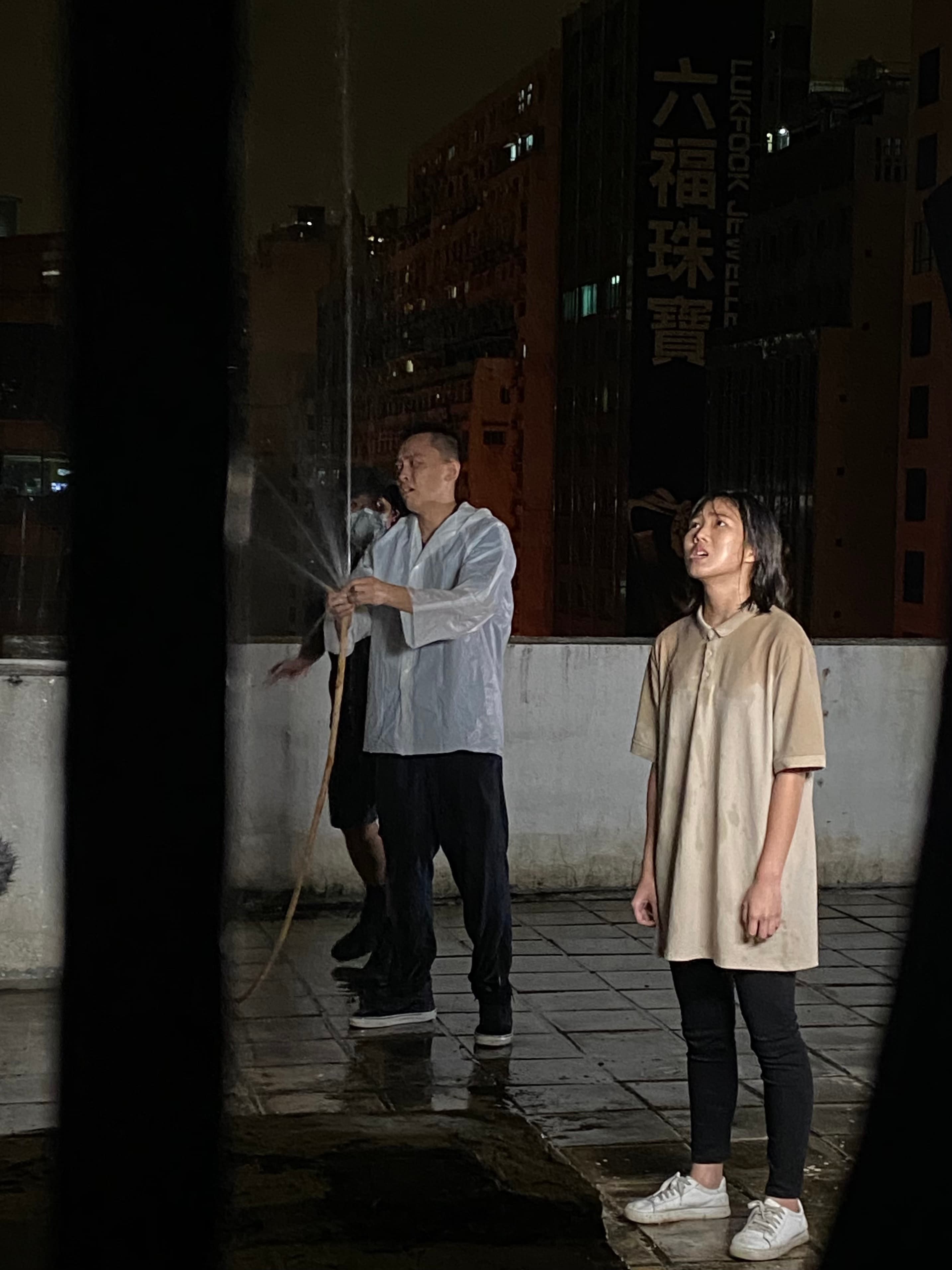 李珮怡(右)表示,拍攝最困難的是天氣因素,這場在天台的戲就拍了兩次,左為導演任俠。(光年映畫提供)