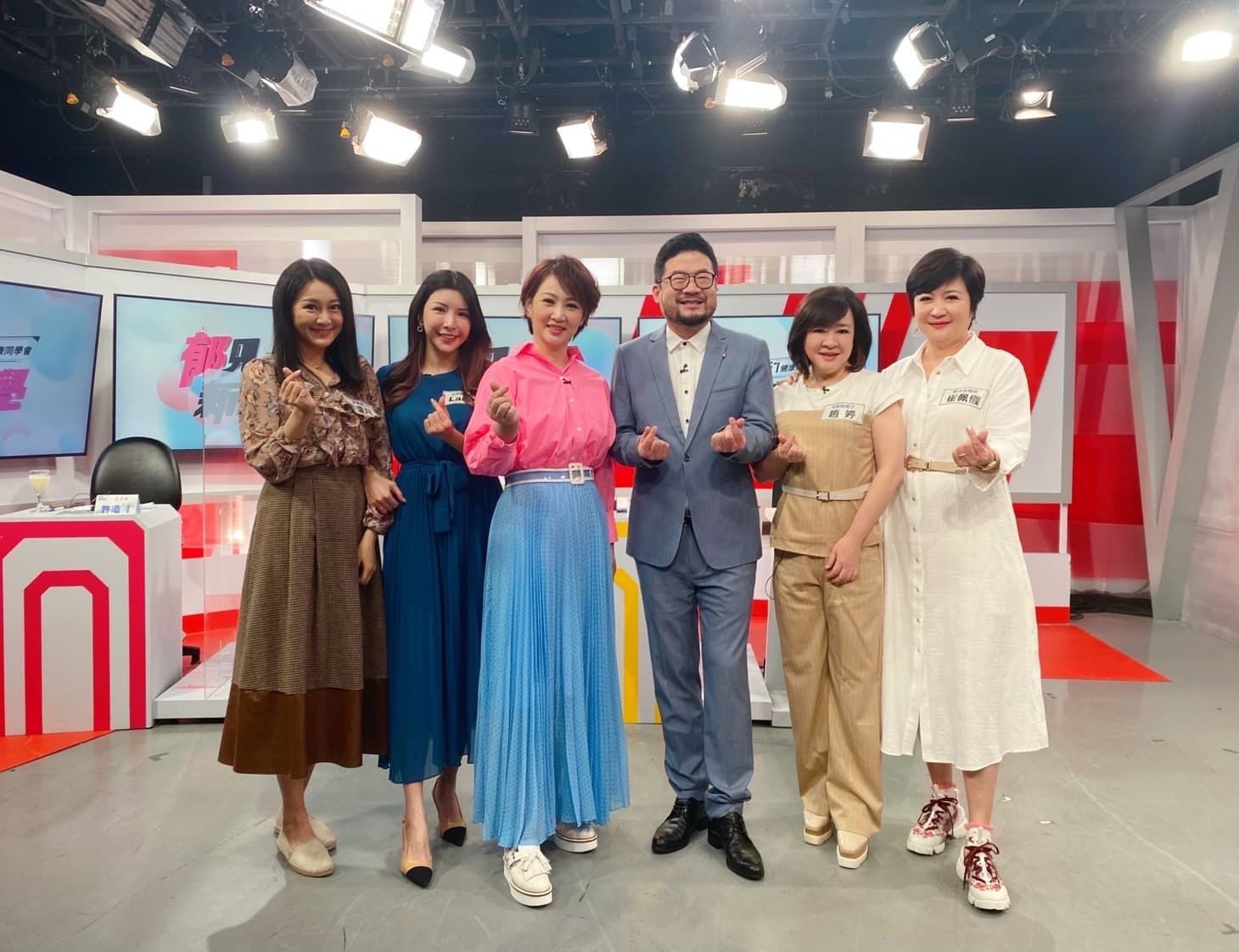 《郁見新同學》今(9日)最新一集來賓(左起)營養師許瓊月、女神級辣媽 LaLa、郁方、廖學慶、趙婷及崔佩儀一起來討論主題「健康超前部署中,美麗樂活我全都要!」。(完美國際提供)