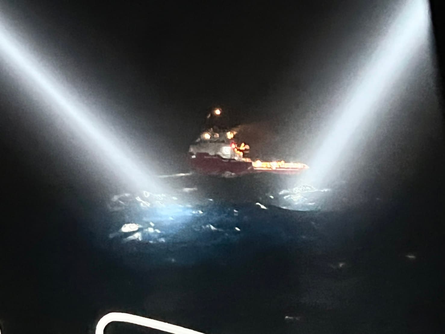 搜救行動持續到晚間仍在進行。(海巡署提供)