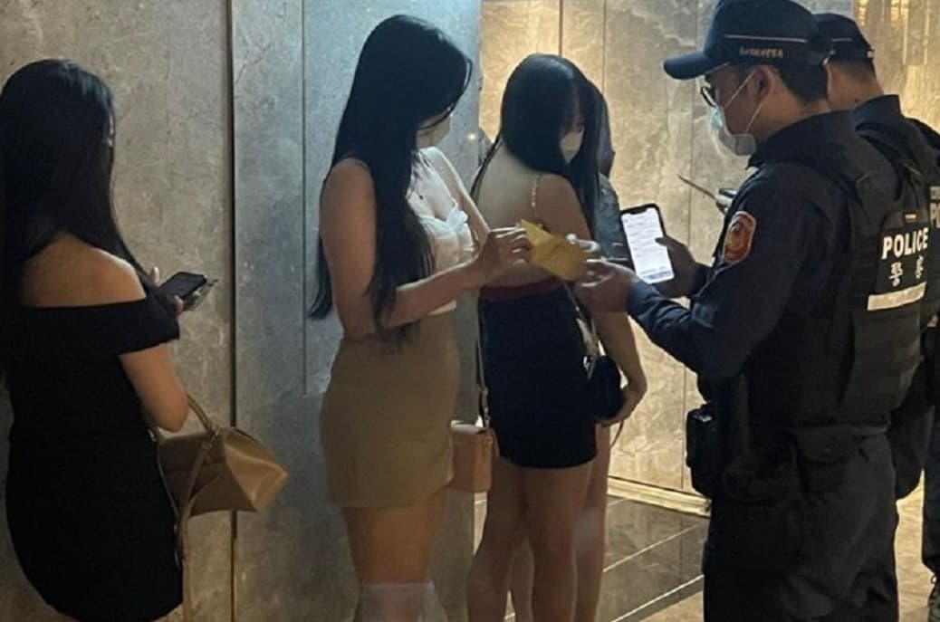 警方檢查身分和小黃卡。(資料照片)