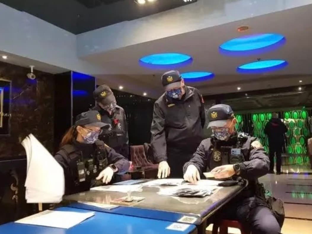 警方逐一檢查小黃卡。（資料照片）