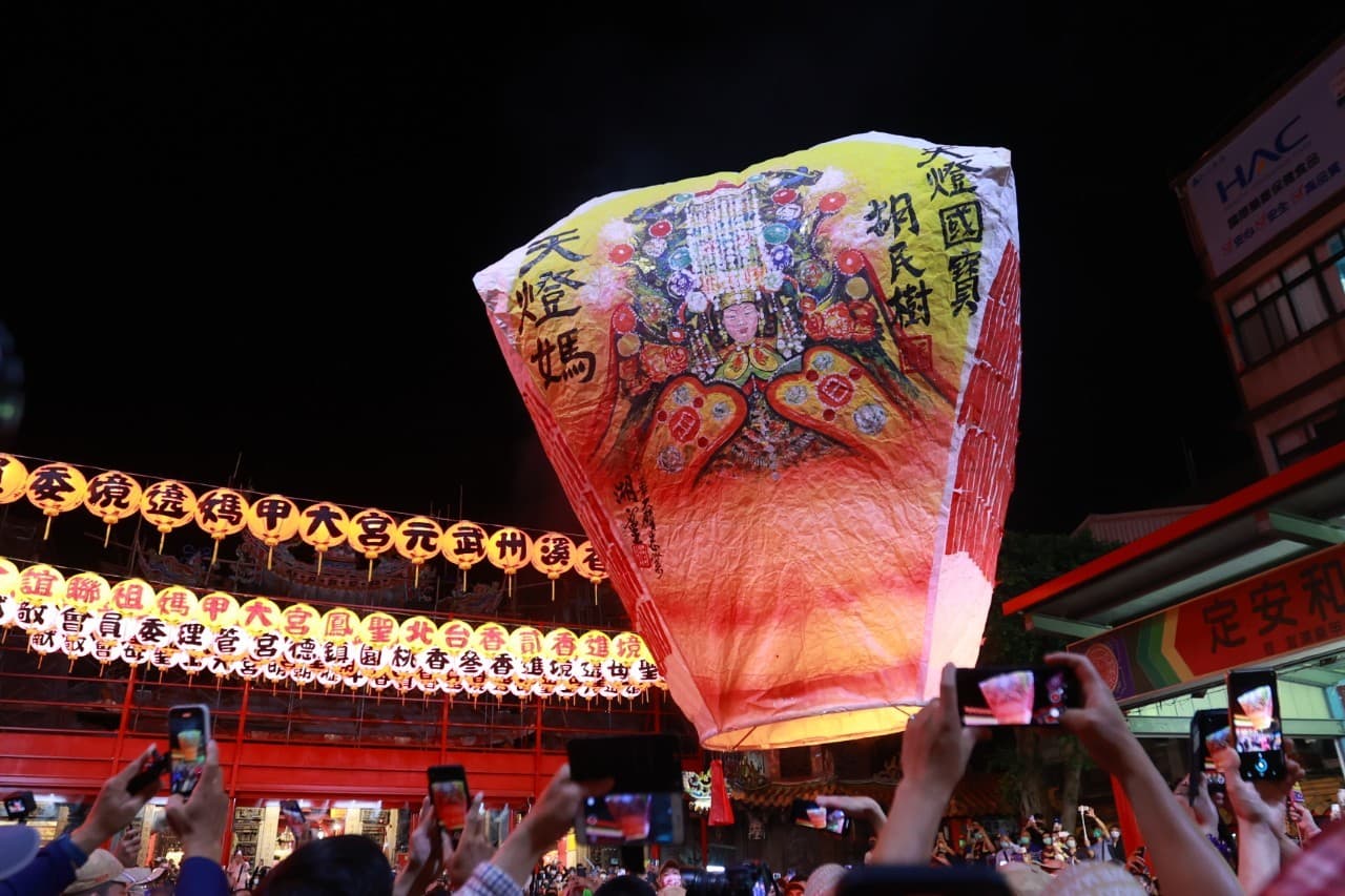 大甲鎮瀾宮昨晚升起彩繪上大甲媽圖像,旁邊還簽署天燈國寶大師胡民樹名字的巨型天燈。