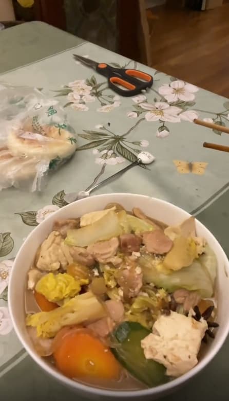 李立群燉了一大碗白菜豆腐五花肉,興奮形容這是封城中的「盛宴」。(翻攝自李立群抖音)