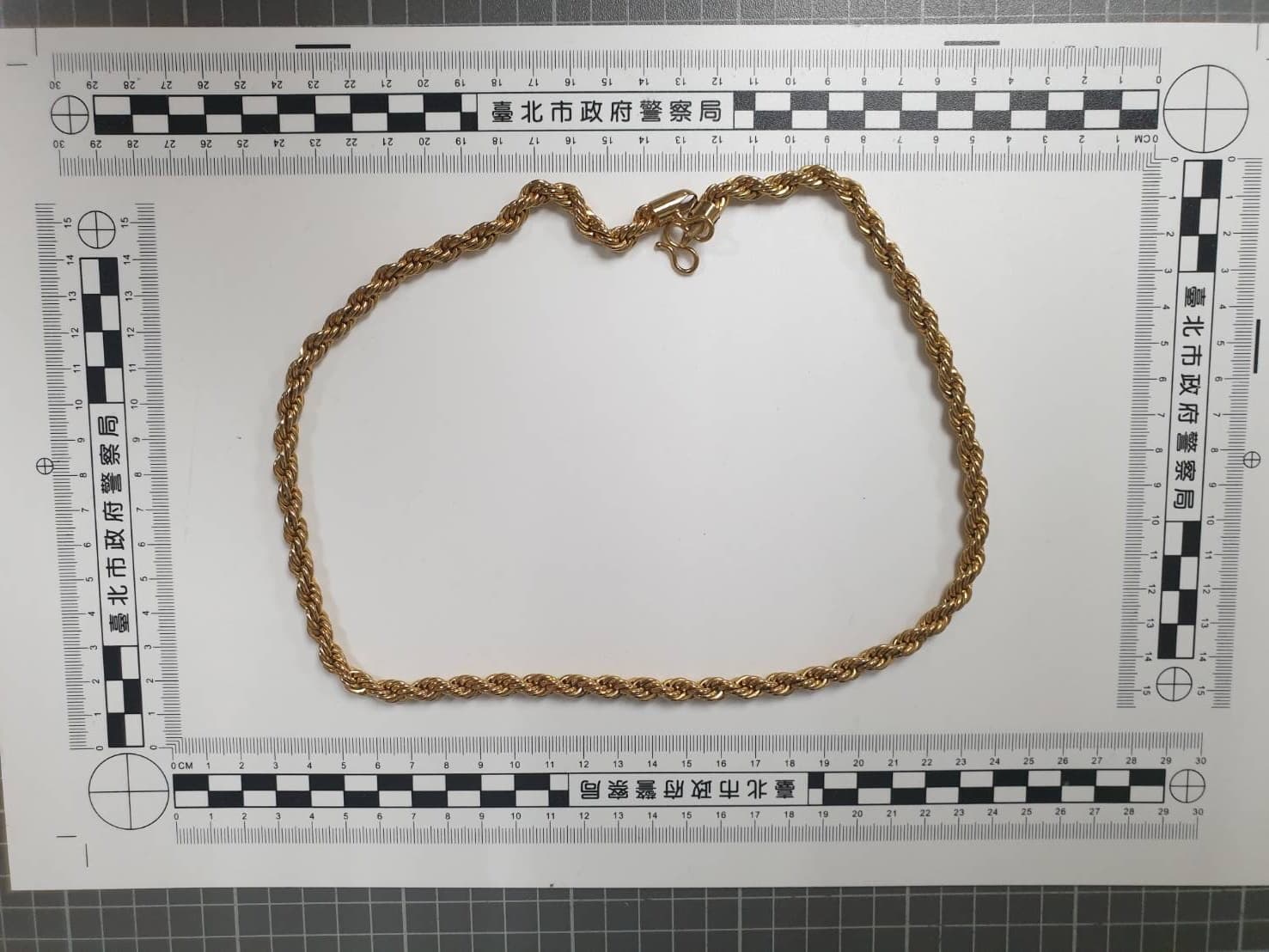 警方查扣的鍍金項鍊。（翻攝畫面）