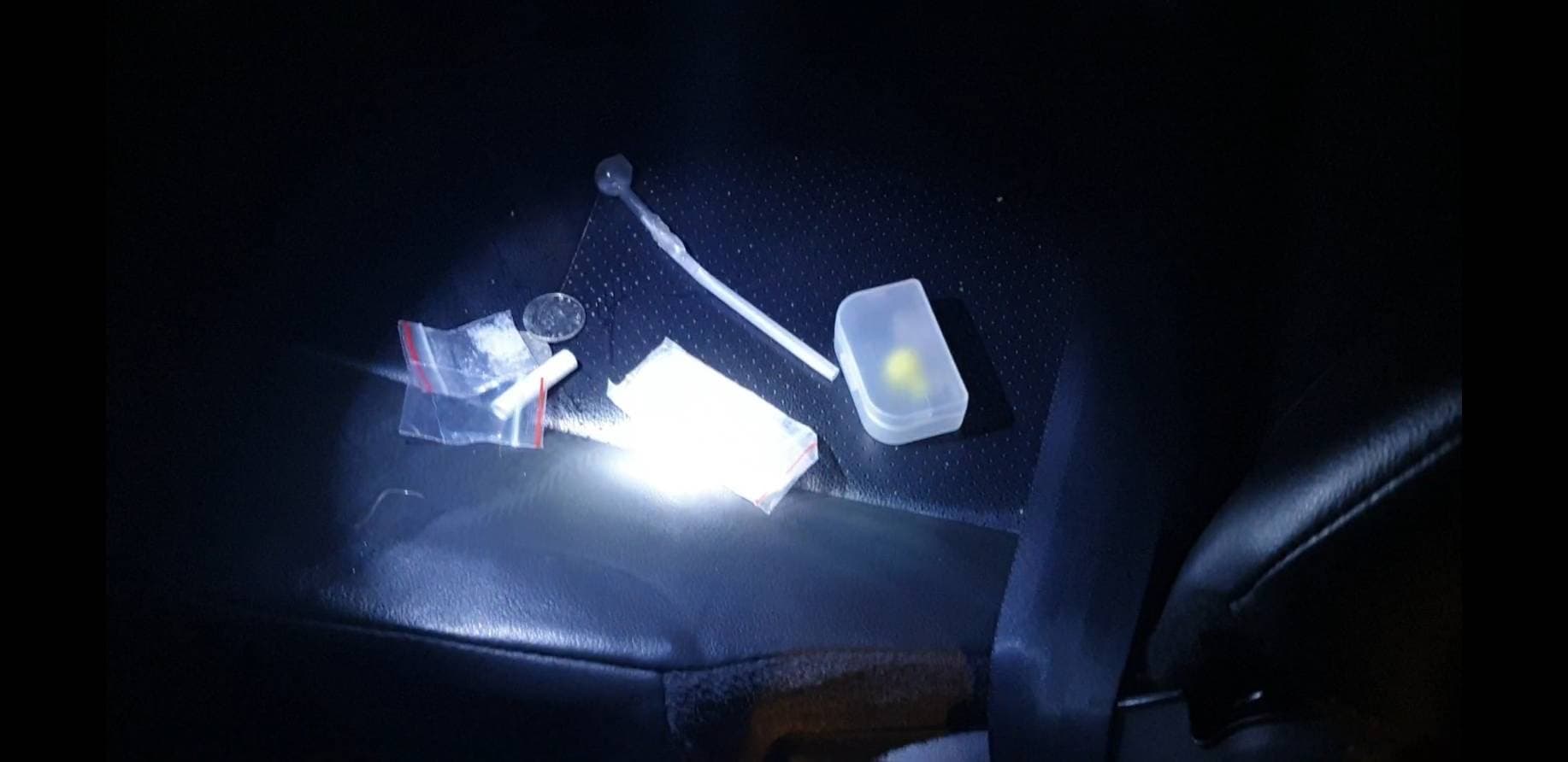 警方在許嫌車內找到毒品。（翻攝畫面）