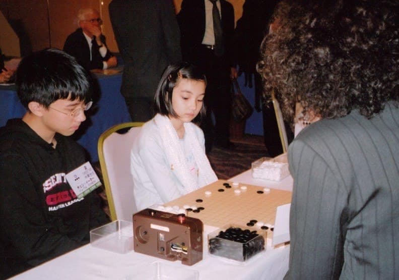 從小就在圍棋世界中四處征戰,加上甜美亮麗的外表,黑嘉嘉被日媒冠上「千年一遇的美女棋士」的封號。(翻攝黑嘉嘉臉書)