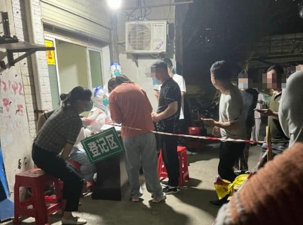 武漢深夜要民眾進行採檢,不少人漏夜排隊。(翻攝自微博)