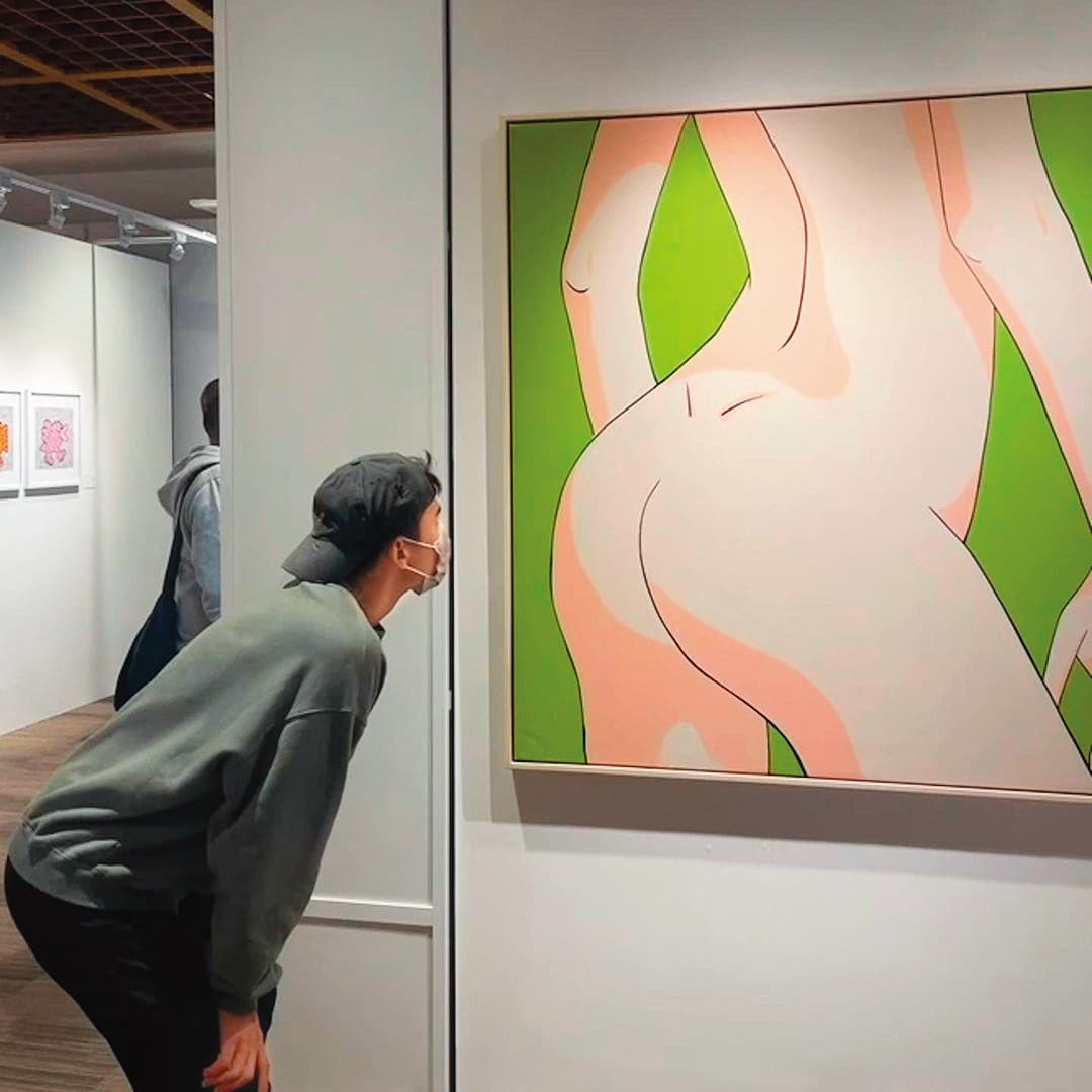林映唯偷拍男友認真欣賞裸女畫像的樣子,還放上IG、虧說是「奇景」。(翻攝自林映唯IG)