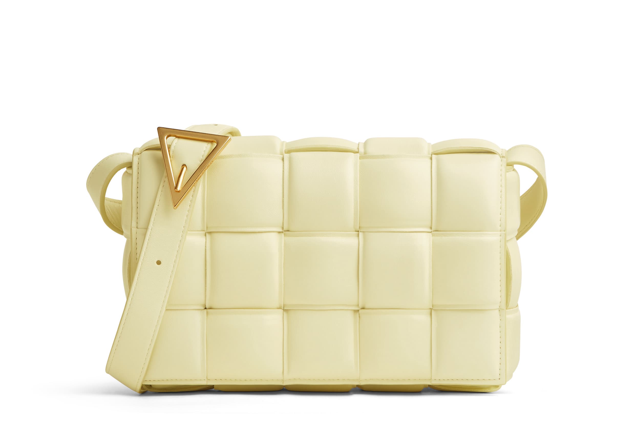 黃色Padded Cassette編織小羊皮肩背包 NT$107,500 Bottega Veneta。(Bottega Veneta提供)