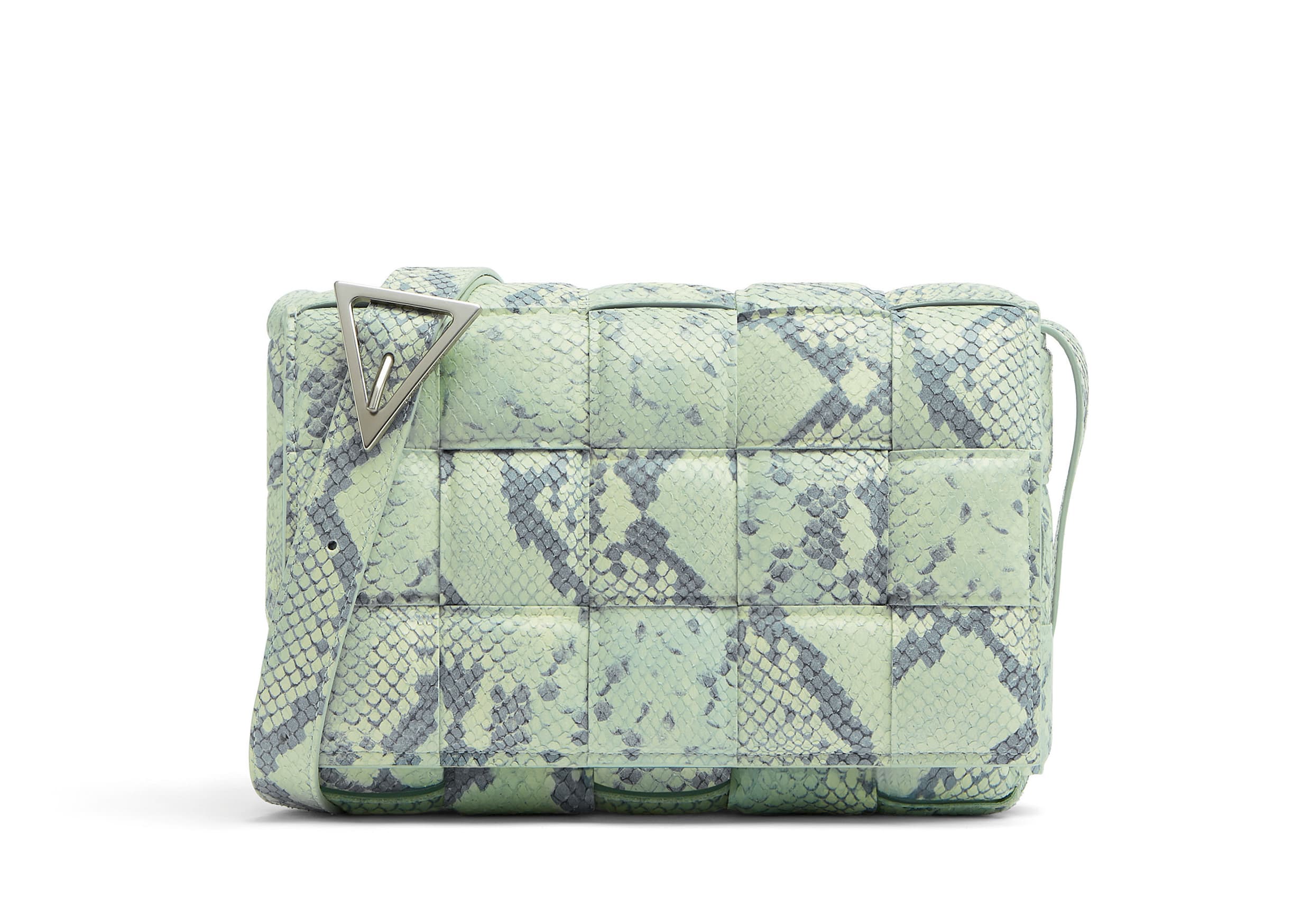 蟒蛇紋印花Padded Cassette編織小羊皮肩背包 NT$ 118,900 Bottega Veneta。(Bottega Veneta提供)