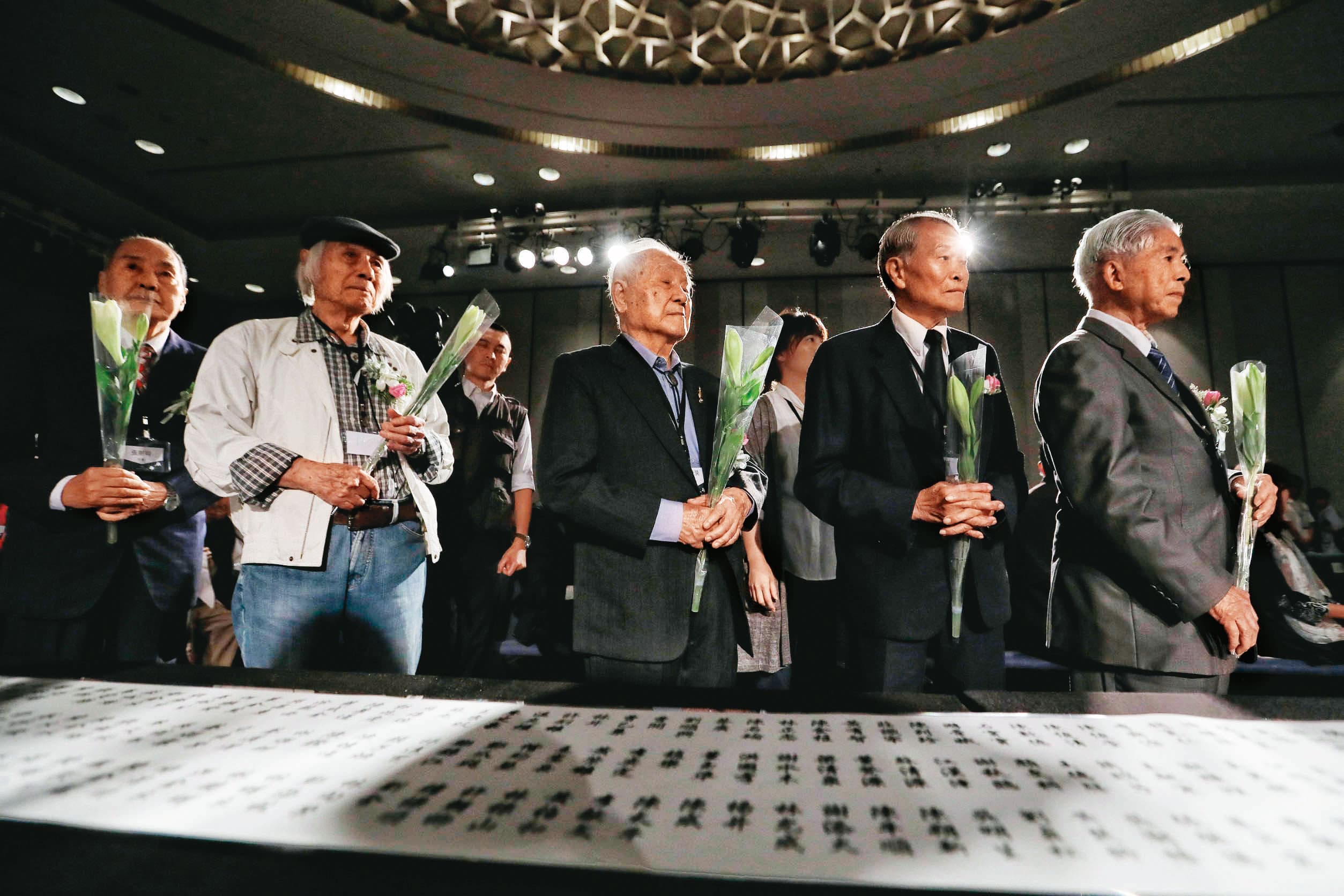 促轉會先後公告撤銷上千位白色恐怖與228事件受難者的有罪判決,邀請相關家屬參加儀式,並強調記取歷史教訓,還給受難者清白。(總統府提供)