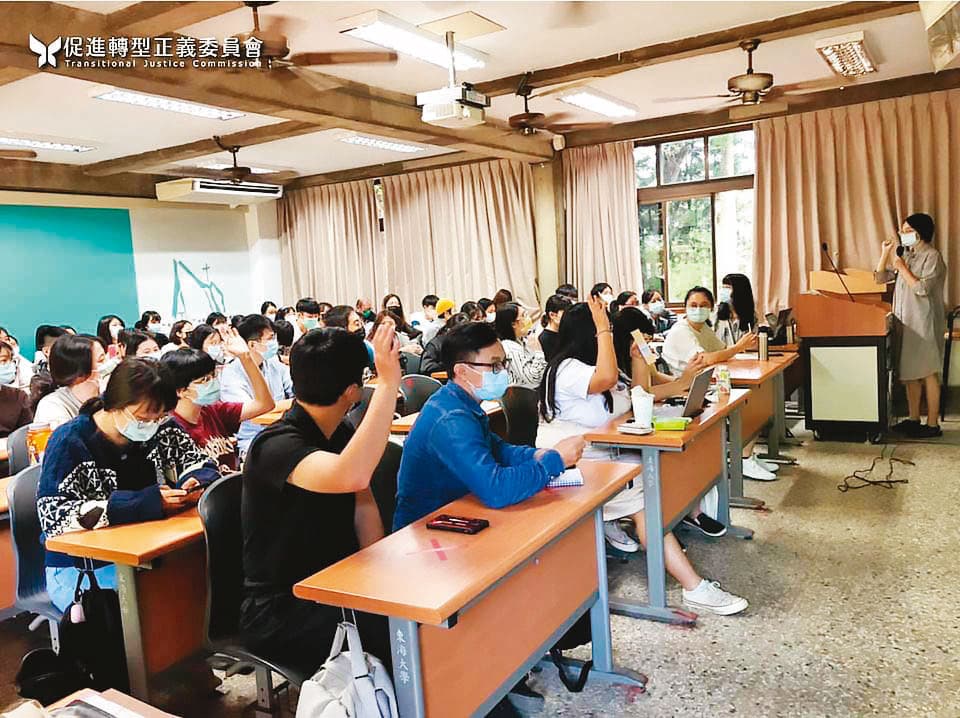 促轉會推動轉型正義,包括校園巡迴座談,讓轉型正義價值深植年輕學子心中。(翻攝促轉會臉書)