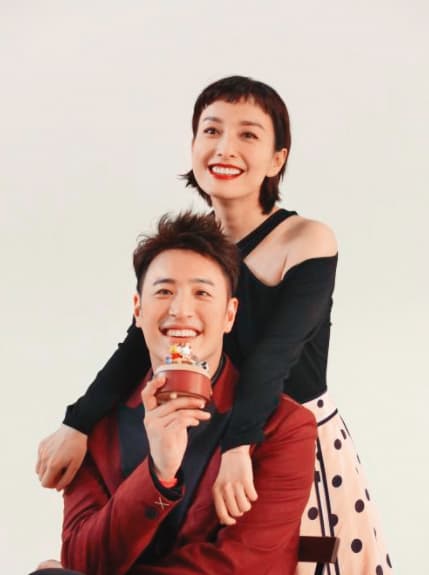 潘瑋柏明明就有空姐老婆Luna,不過在節目中跟吳昕愛得跟真的一樣。(網路圖片)