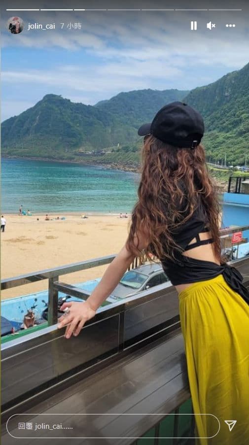 蔡依林雖然打扮低調，但秀出美背。（翻攝自蔡依林IG）