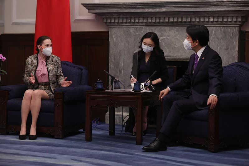 副總統賴清德在總統府內接見瑞典國會暨歐洲議會代表團成員。(總統府提供)