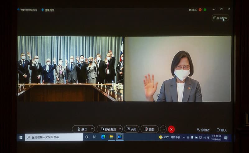 總統蔡英文透過視訊方式接見瑞典國會暨歐洲議會代表團。(總統府提供)