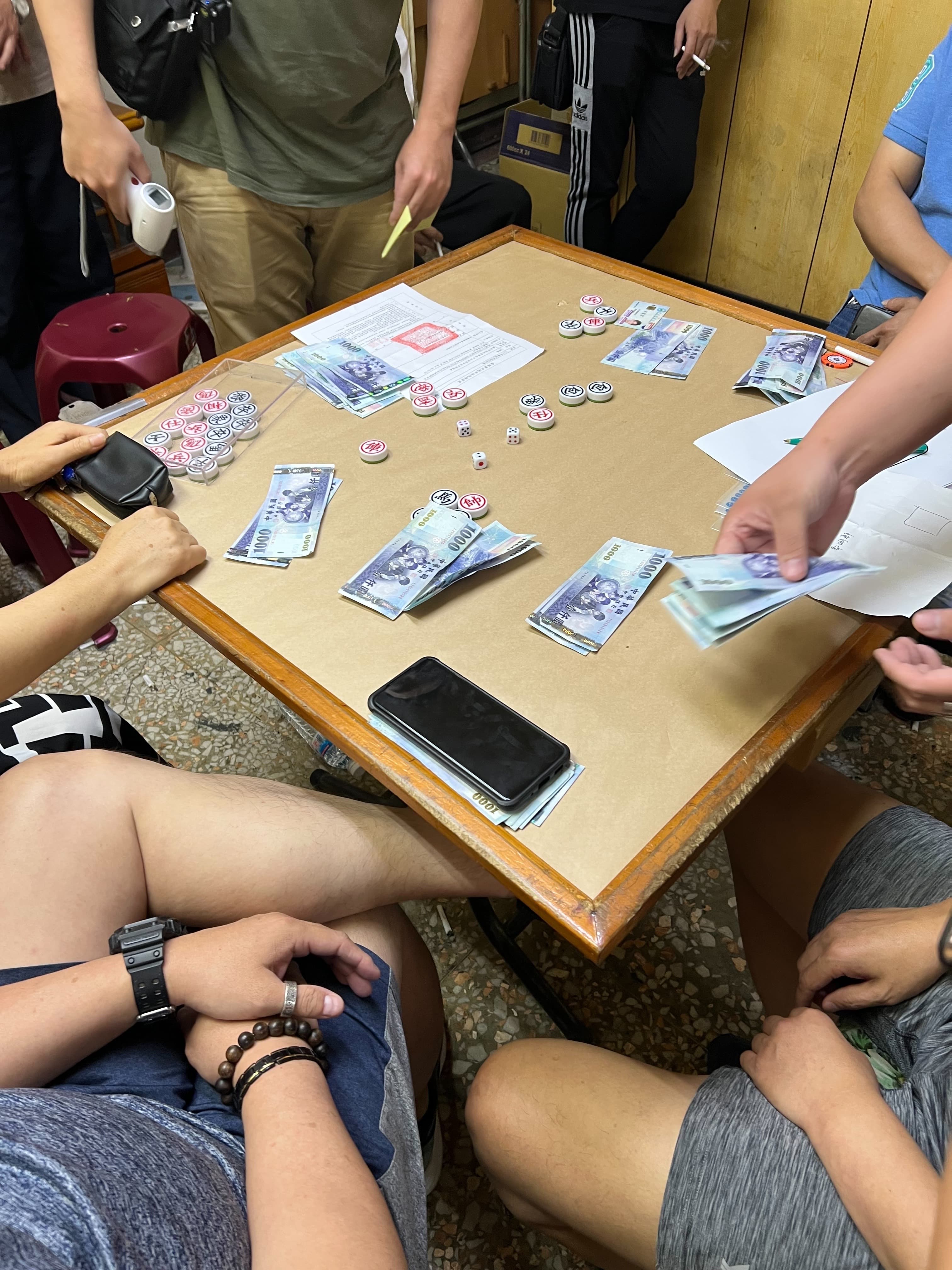 警方調查,彭姓賭場負責人看準攤商作息正常,在市場附近租屋設賭場。(翻攝畫面)