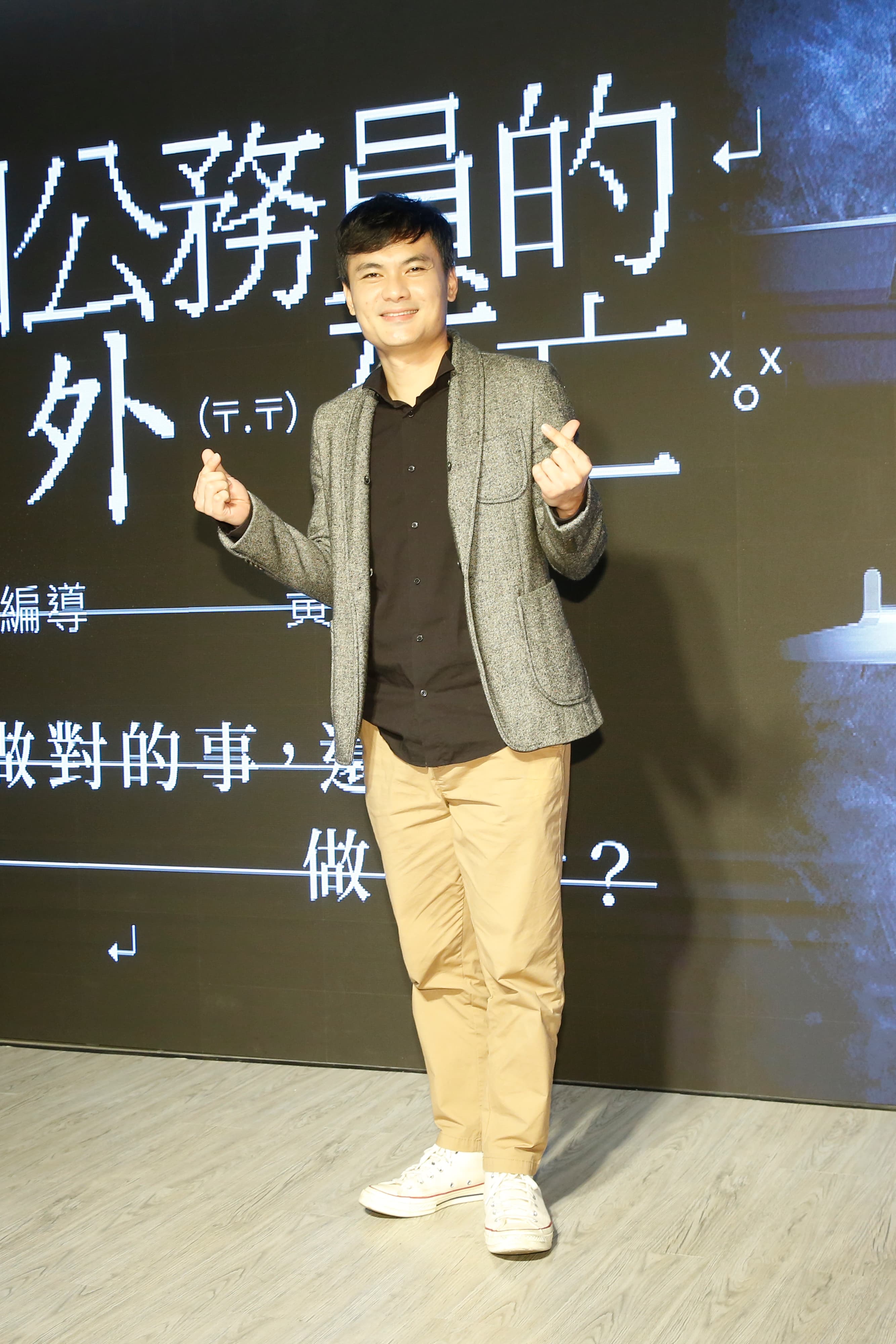 郭耀仁在舞台劇《一個公務員的意外死亡》有被打巴掌劇情，而且都是真打，笑說從彩排到現在應該被打了500下以上。