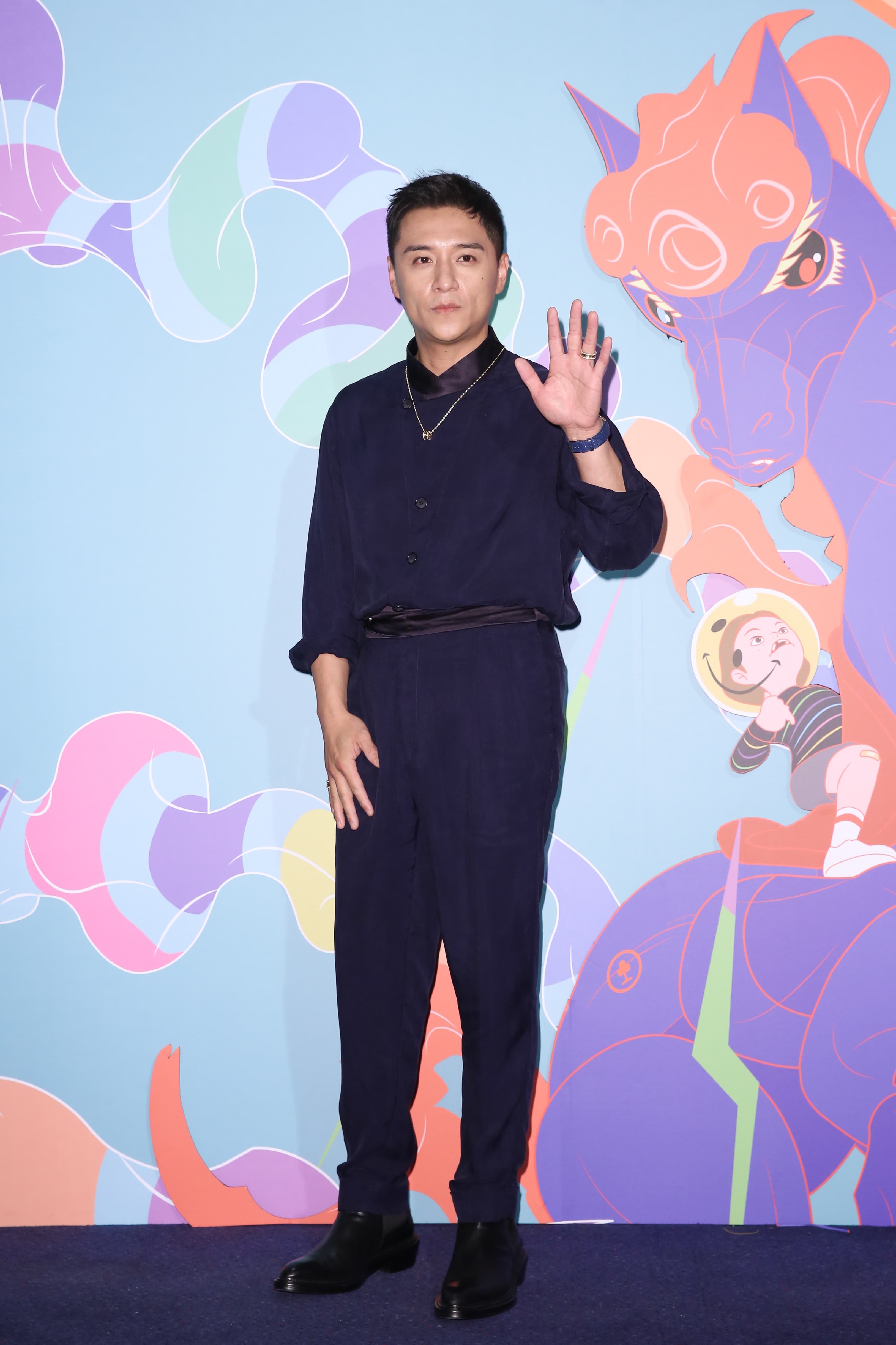 從角頭兄弟改演暖男律師。但一場情緒激動戲鄭人碩猶如「角頭上身」,氣場把鄭怡嚇到不敢動筷。