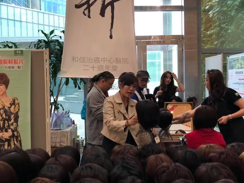 得意假髮團隊受和信醫院之邀擺攤,服務因健康因素而需使用假髮的客人。(得意假髮提供)