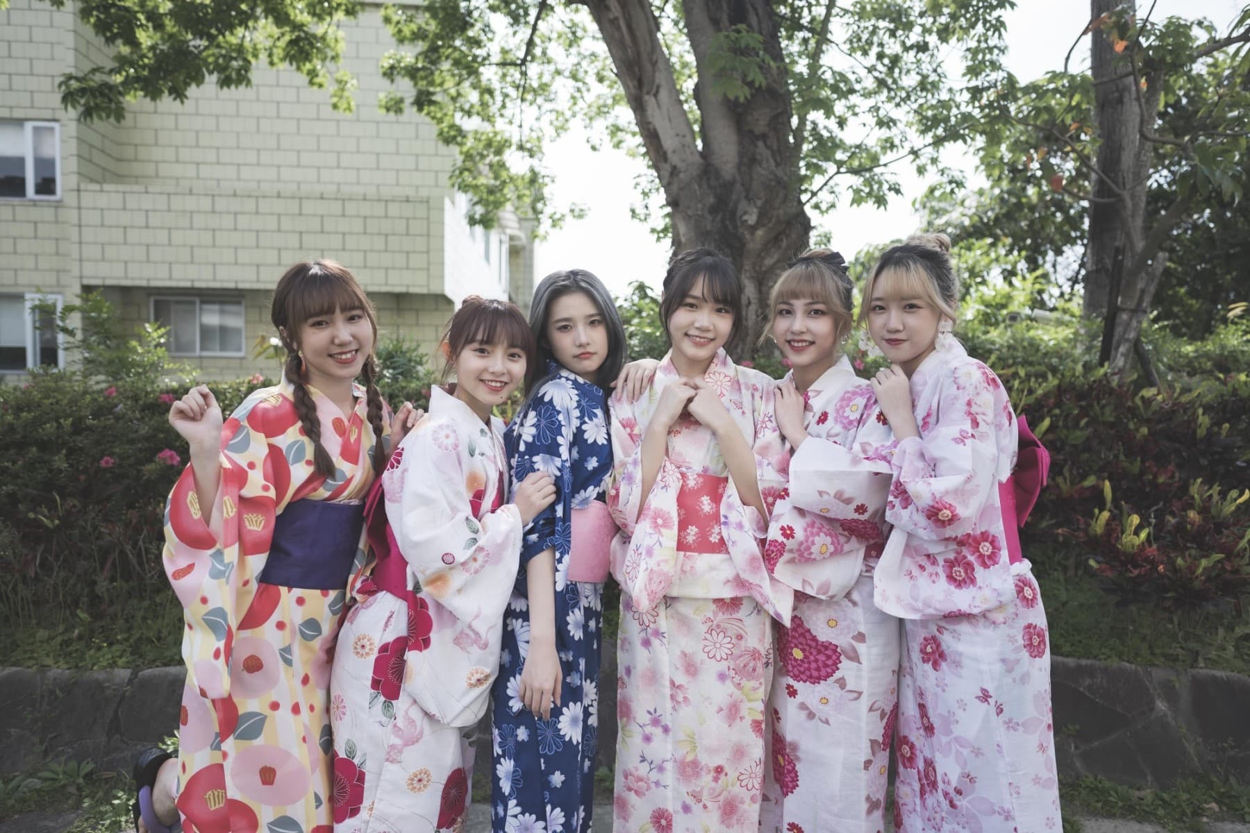 人氣偶像女團AKB48 Team TP於浪LIVE直播節目中前往北投春天酒店體驗泡湯行程,由左至右:劉曉晴、陳詩雅、李孟純、李采潔、林易沄、李佳俐。(浪Live提供)