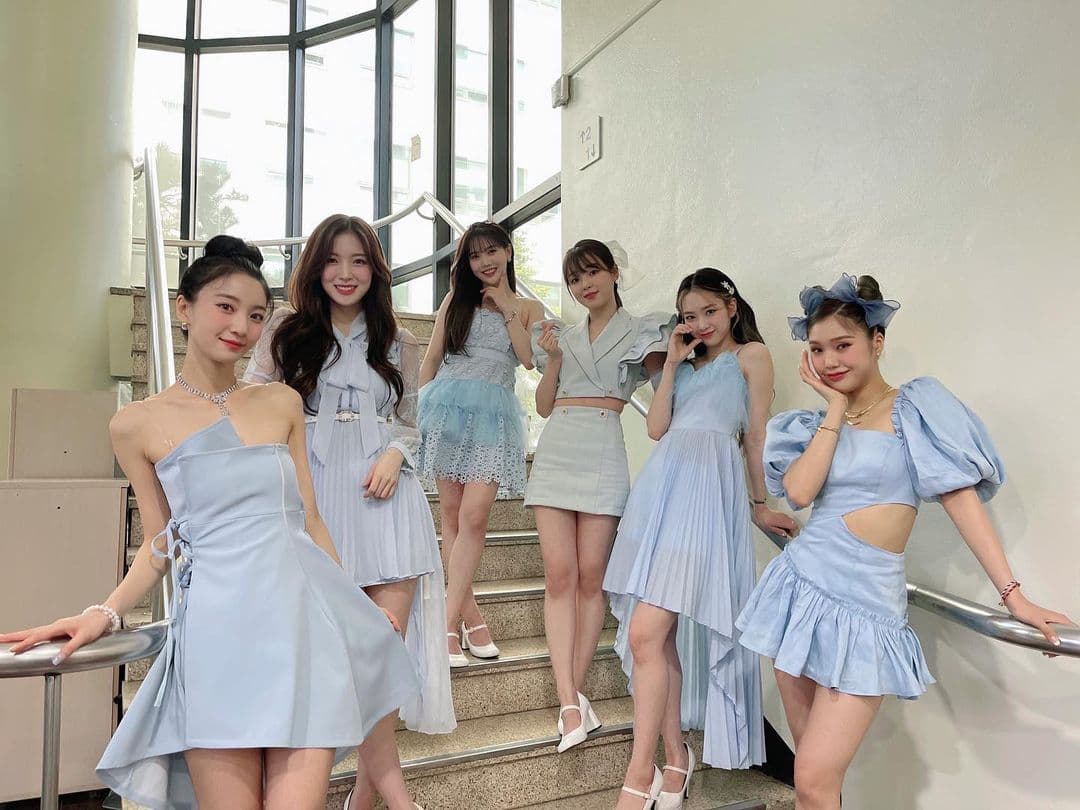 Oh My Girl日前上《音樂銀行》宣傳新歌,成員在樓梯間一起合照。(翻攝自wm_ohmygirl IG)